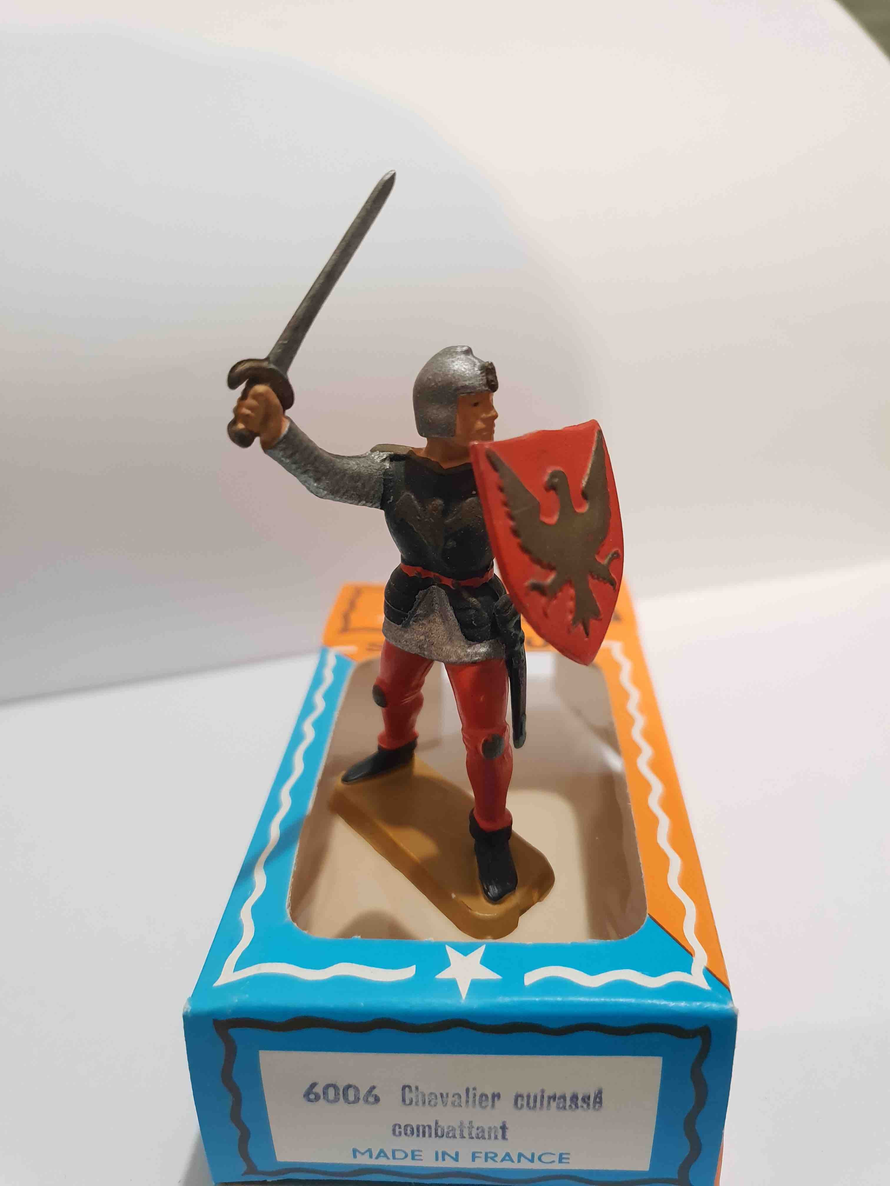 PIETON CHEVALIER CUIRASSÉ COMBATTANT ÉCU PIEDS BLANC STARLUX MOYEN ÂGE 6006
