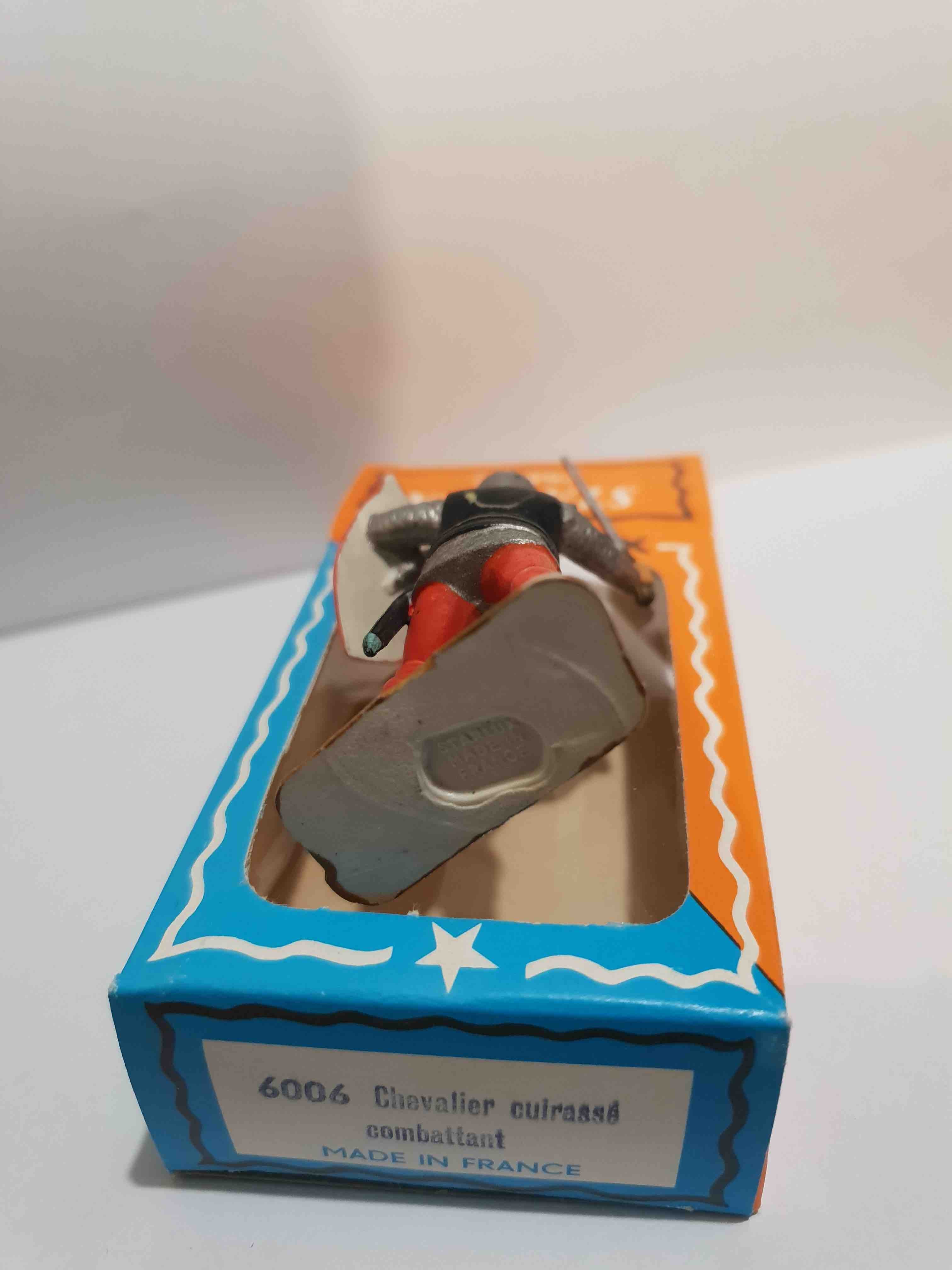 PIETON CHEVALIER CUIRASSÉ COMBATTANT ÉCU PIEDS BLANC STARLUX MOYEN ÂGE 6006