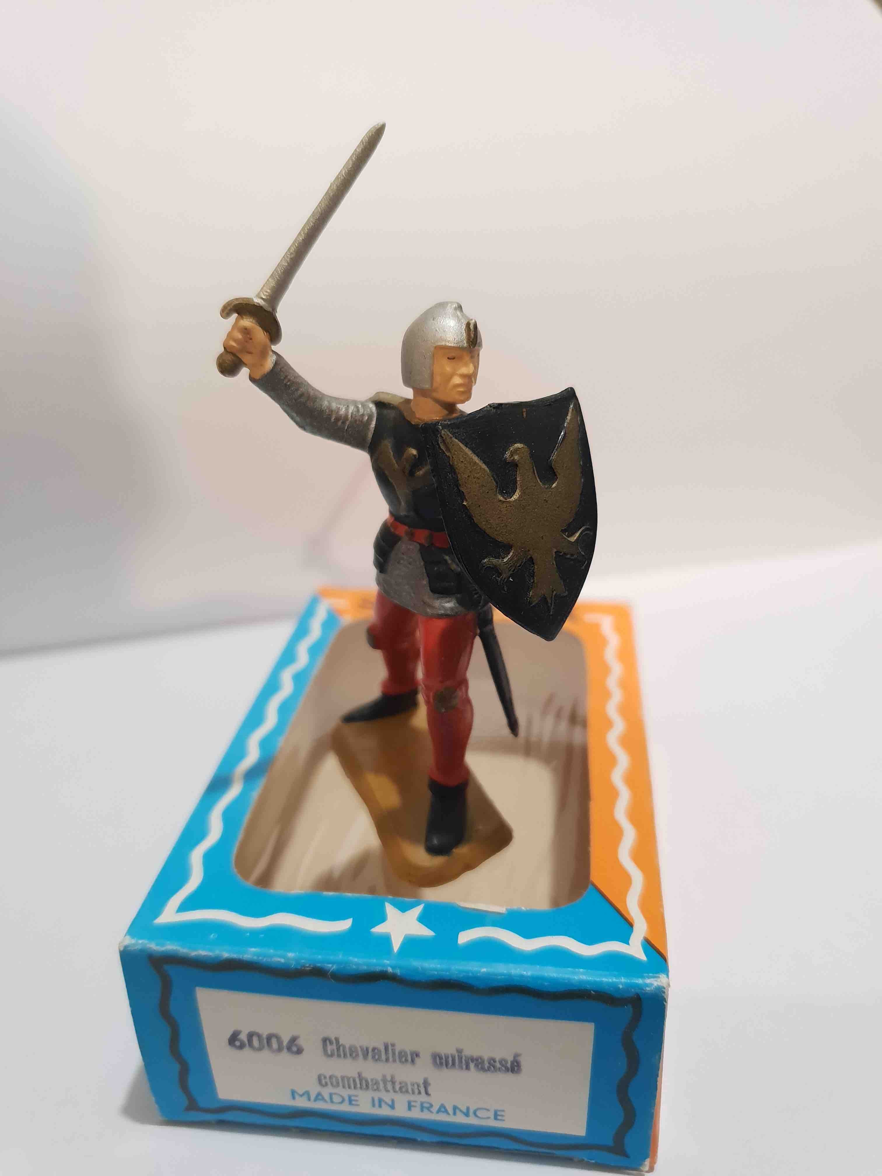 PIETON CHEVALIER CUIRASSÉ COMBATTANT ÉCU NOIR PIEDS BLANC STARLUX MOYEN ÂGE 6006