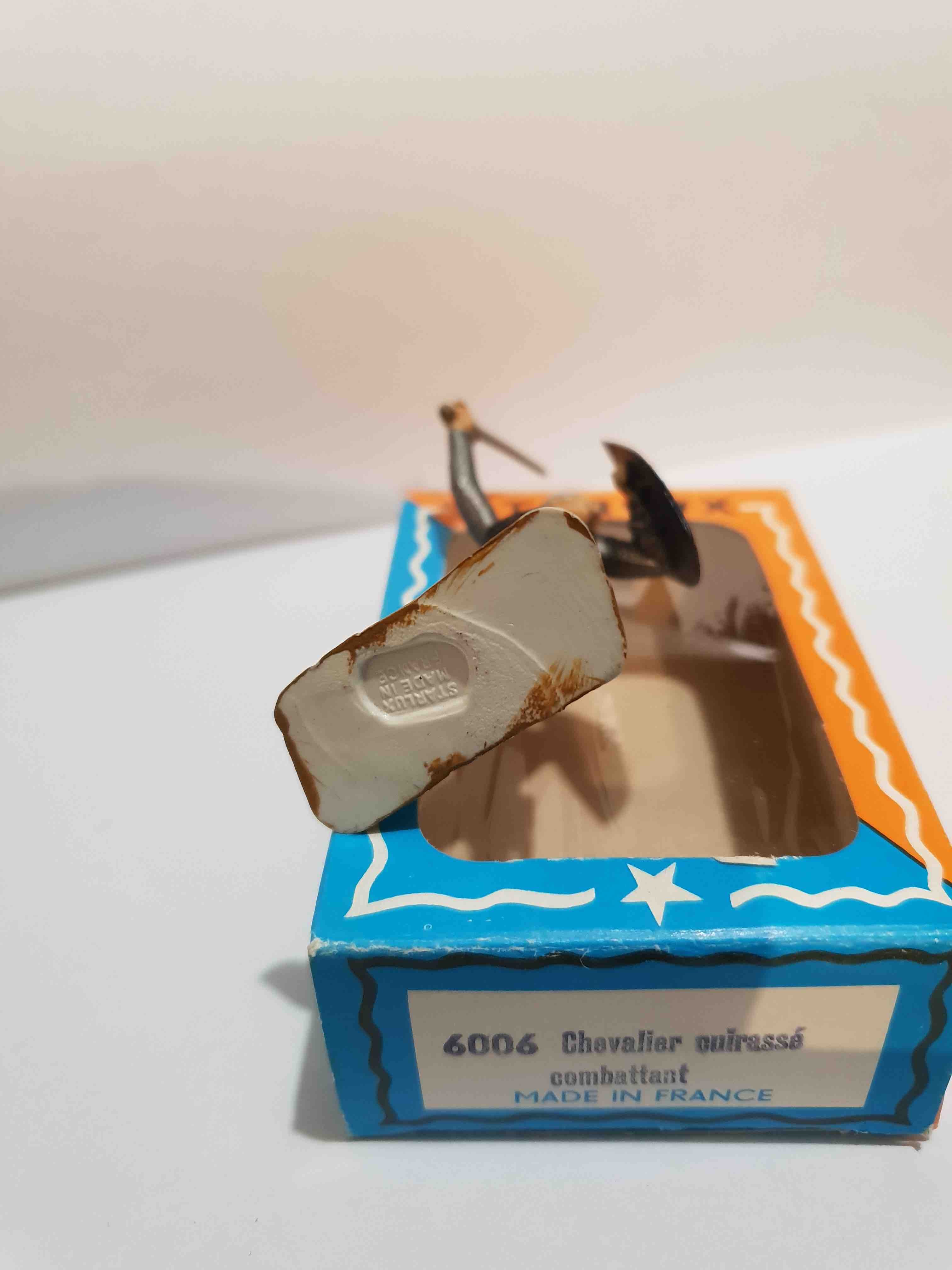 PIETON CHEVALIER CUIRASSÉ COMBATTANT ÉCU NOIR PIEDS BLANC STARLUX MOYEN ÂGE 6006