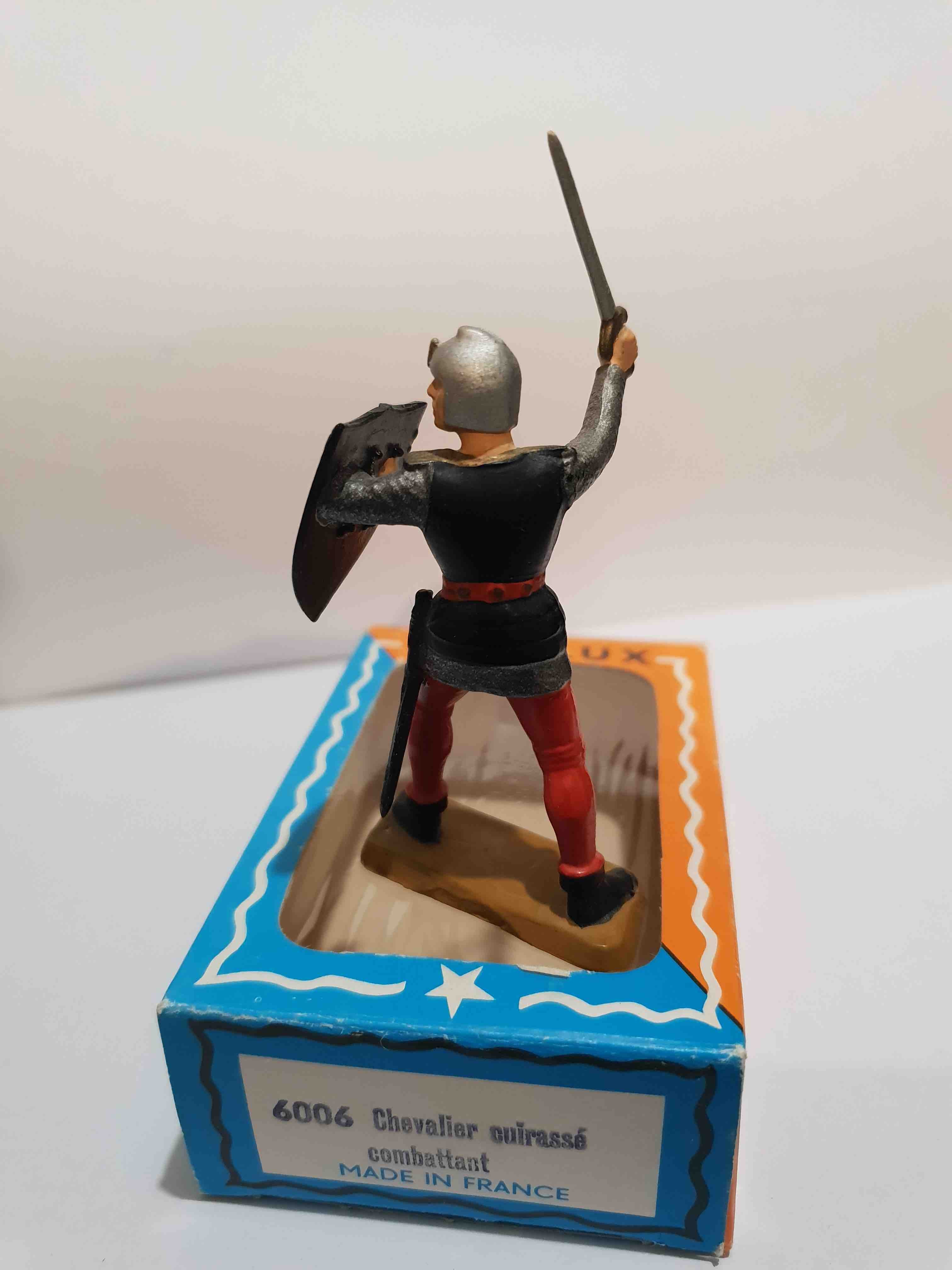 PIETON CHEVALIER CUIRASSÉ COMBATTANT ÉCU NOIR PIEDS BLANC STARLUX MOYEN ÂGE 6006