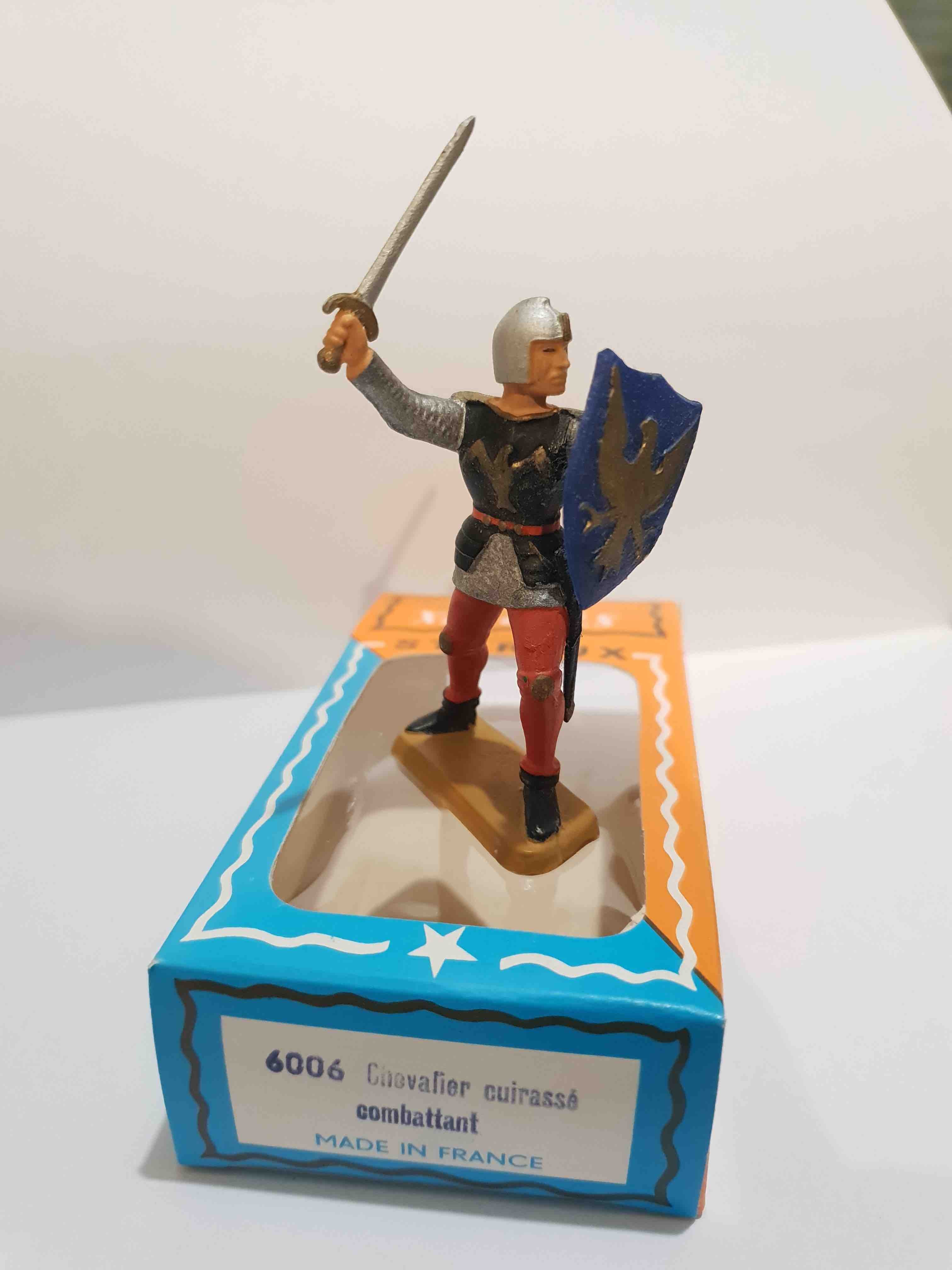 PIETON CHEVALIER CUIRASSÉ COMBATTANT ÉCU BLEU PIEDS BLANC STARLUX MOYEN ÂGE 6006