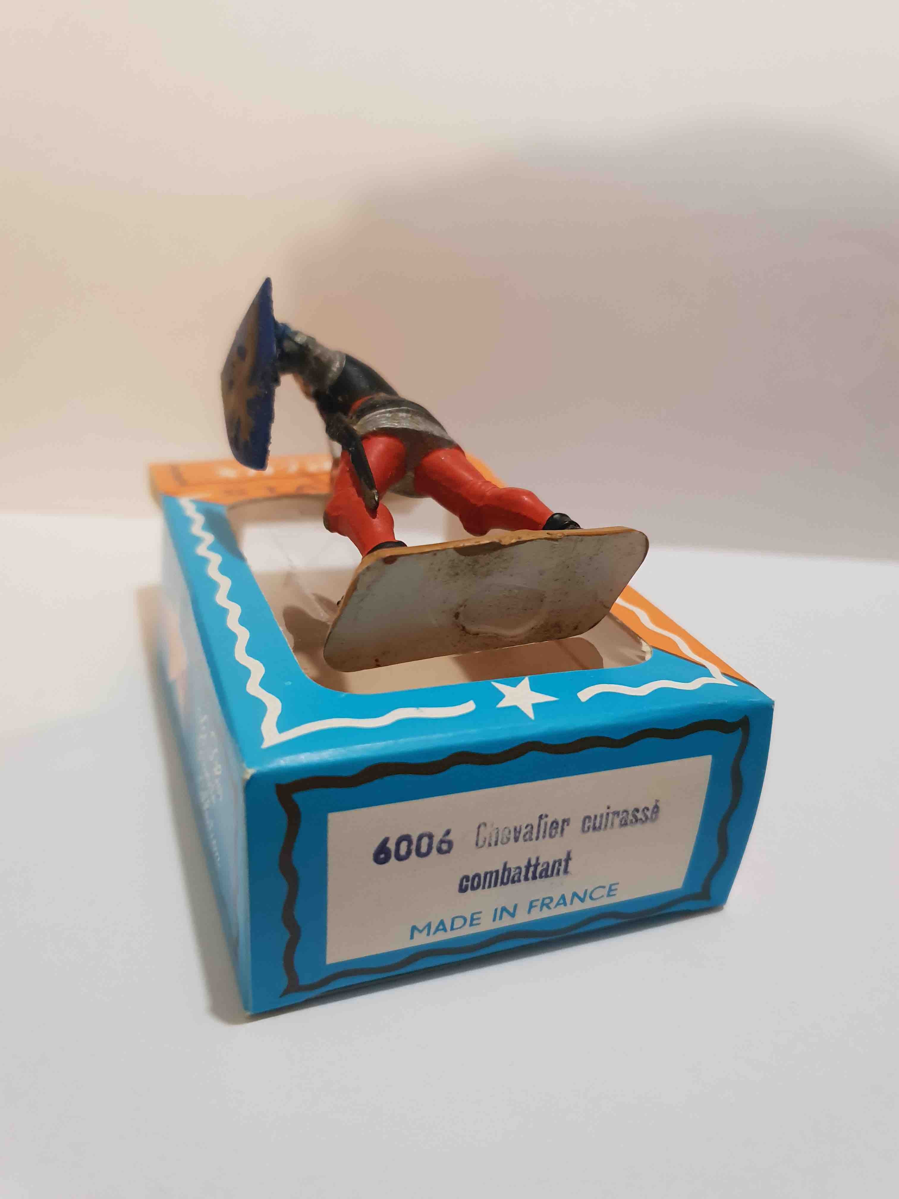 PIETON CHEVALIER CUIRASSÉ COMBATTANT ÉCU BLEU PIEDS BLANC STARLUX MOYEN ÂGE 6006