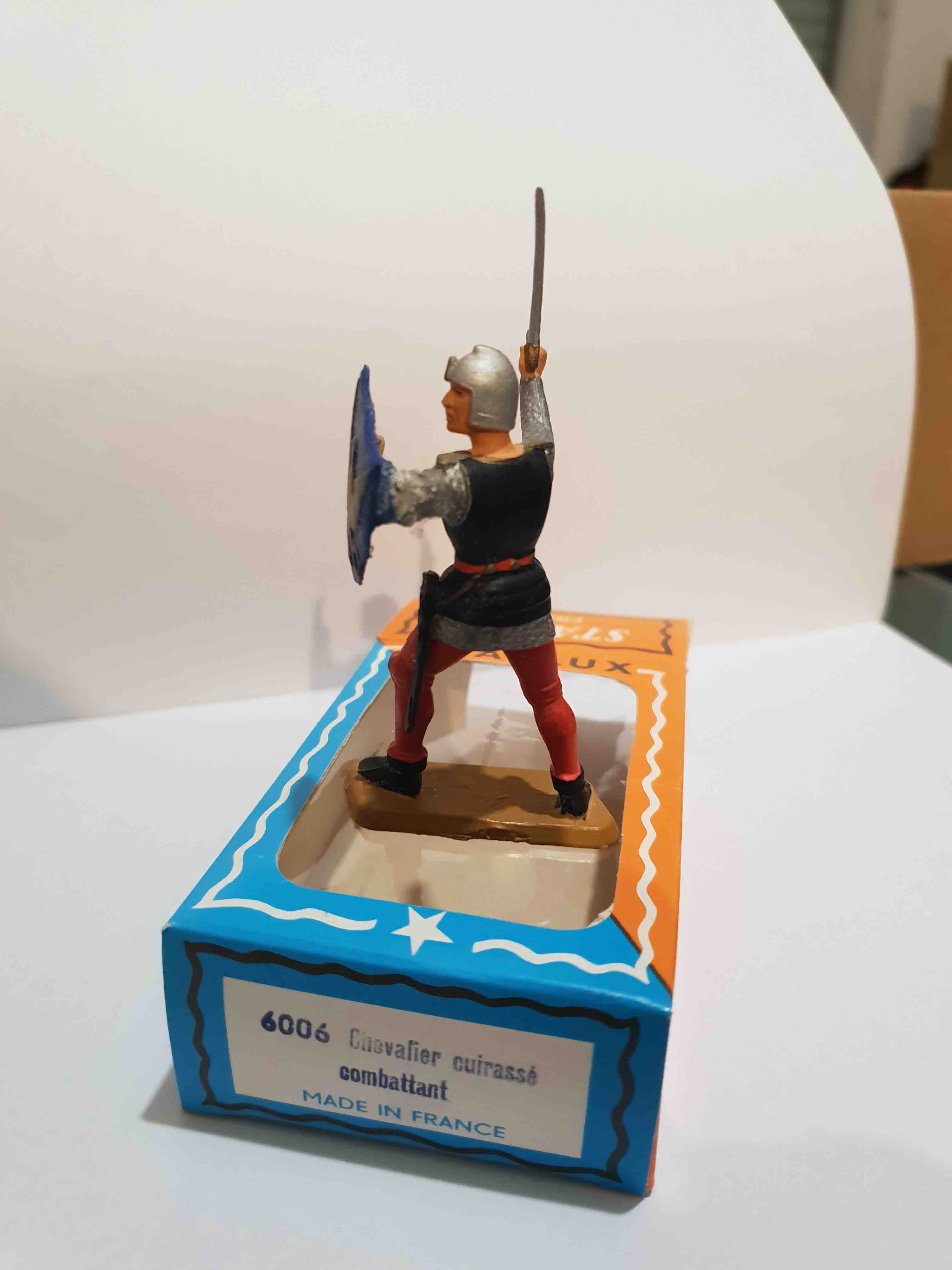 PIETON CHEVALIER CUIRASSÉ COMBATTANT ÉCU BLEU PIEDS BLANC STARLUX MOYEN ÂGE 6006