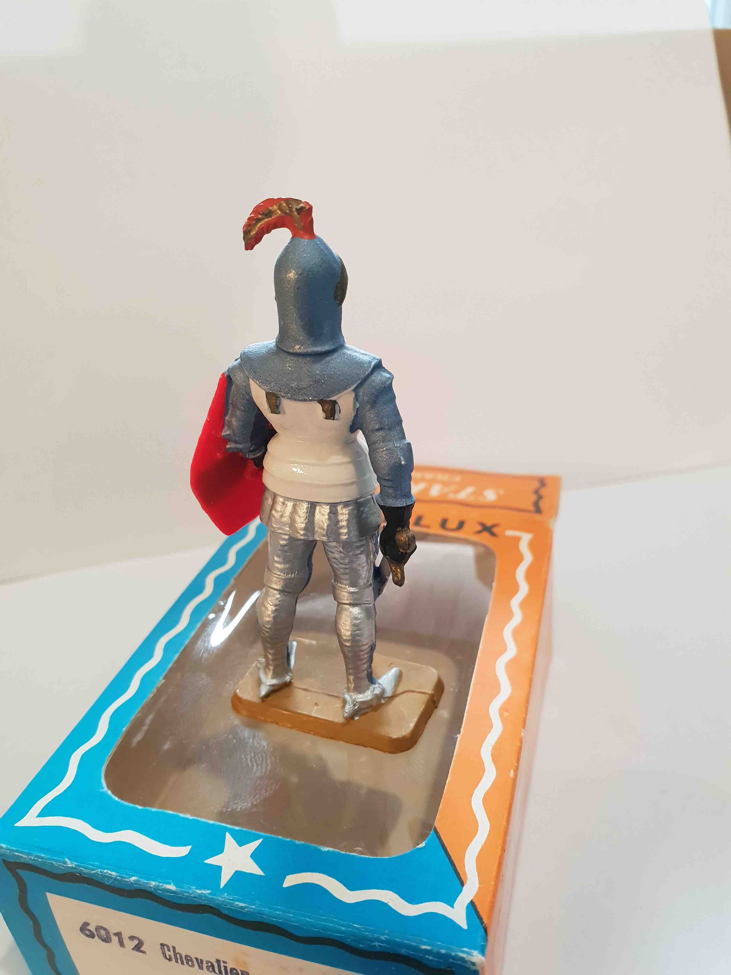 CHEVALIER EN ARMURE AVEC ÉPÉE PIEDS BLANC STARLUX MOYEN ÂGE RÉF 6012