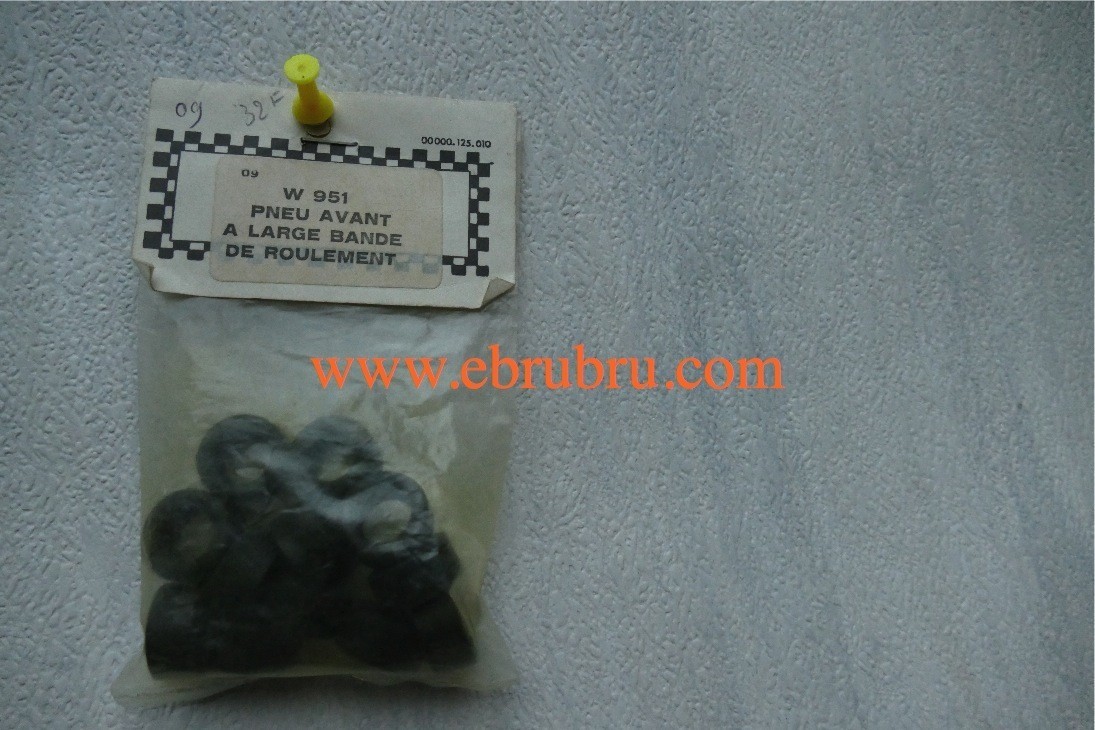 12 Pneus Avant a large bande de roulement Scalextric ref W951