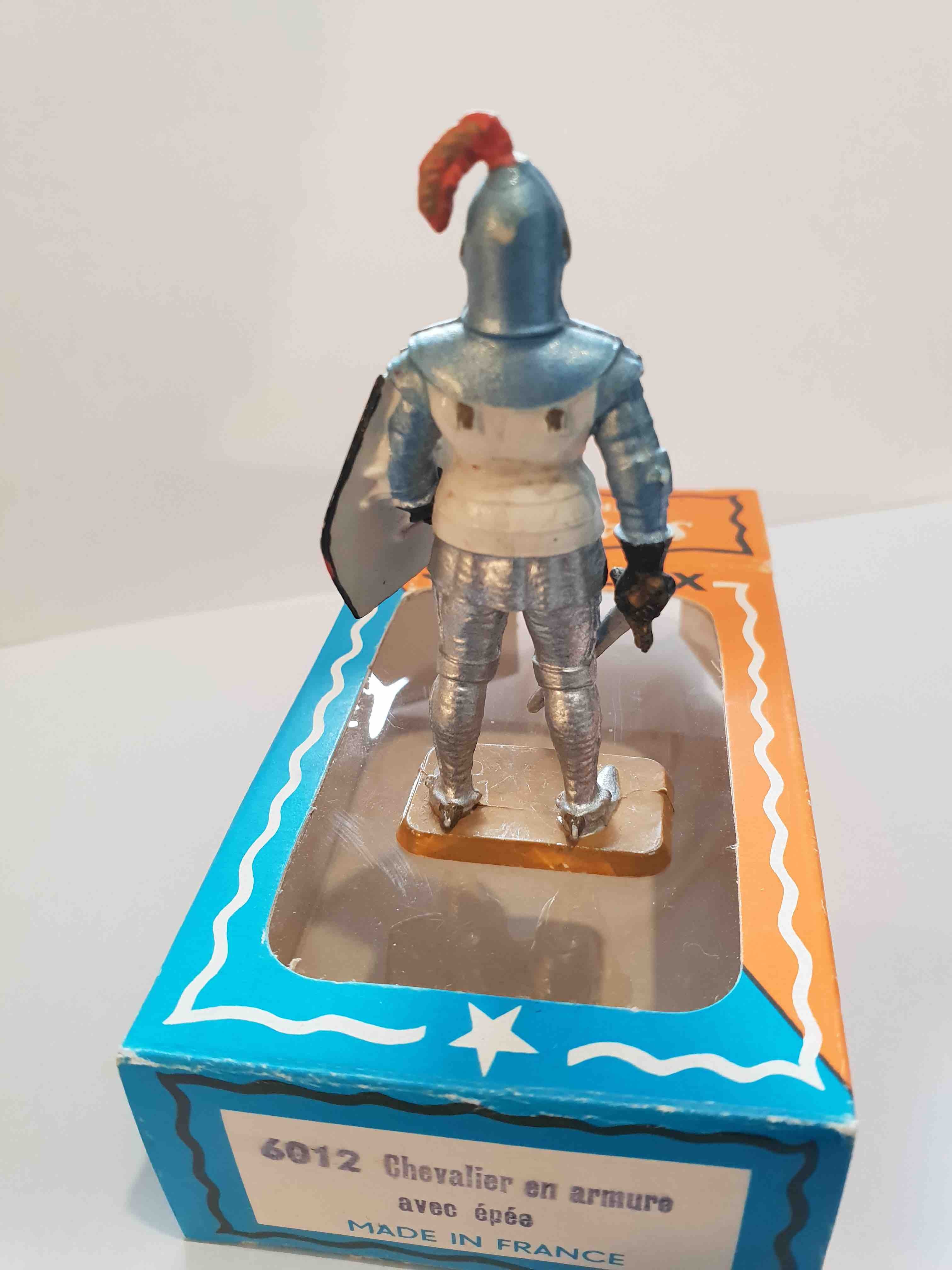 CHEVALIER EN ARMURE AVEC ÉPÉE PIEDS BLANC STARLUX MOYEN ÂGE RÉF 6012