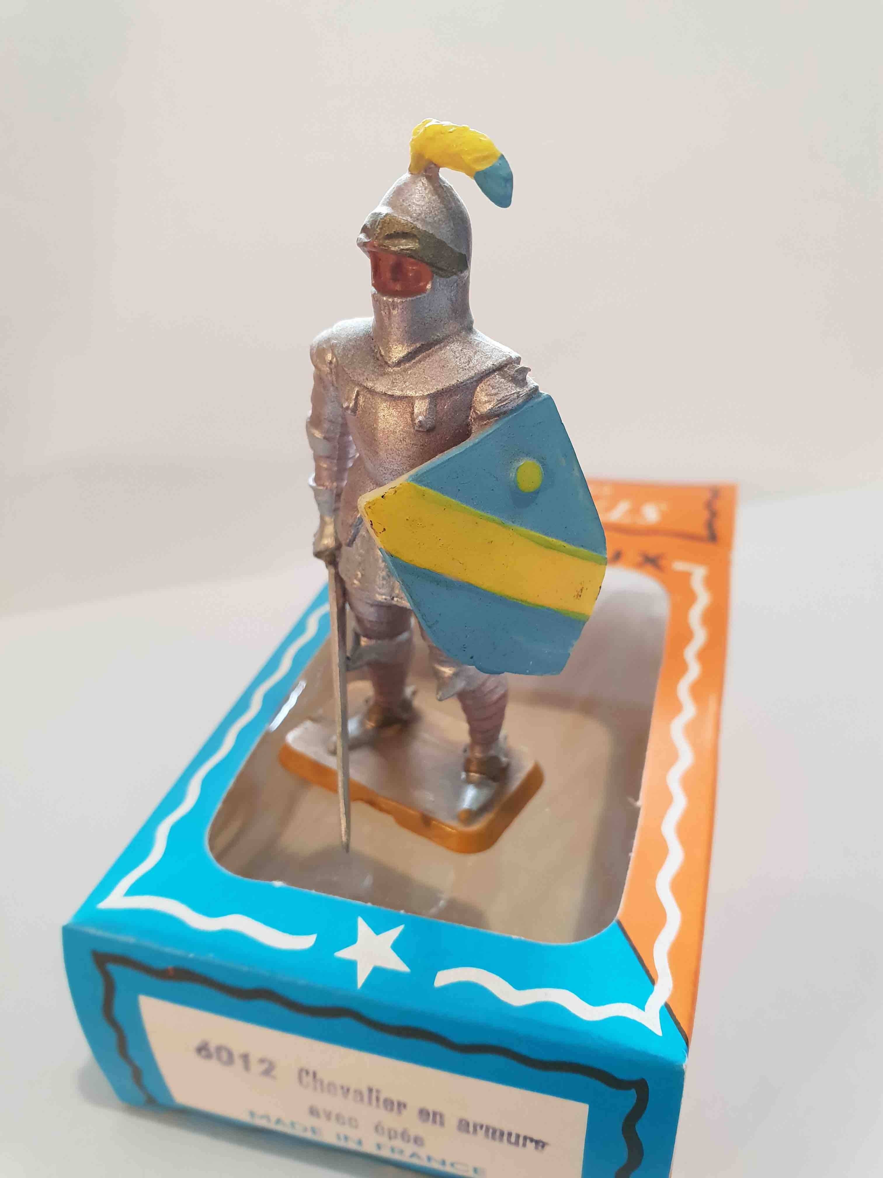 CHEVALIER EN ARMURE AVEC ÉPÉE PIEDS BLANC STARLUX MOYEN ÂGE RÉF 6012