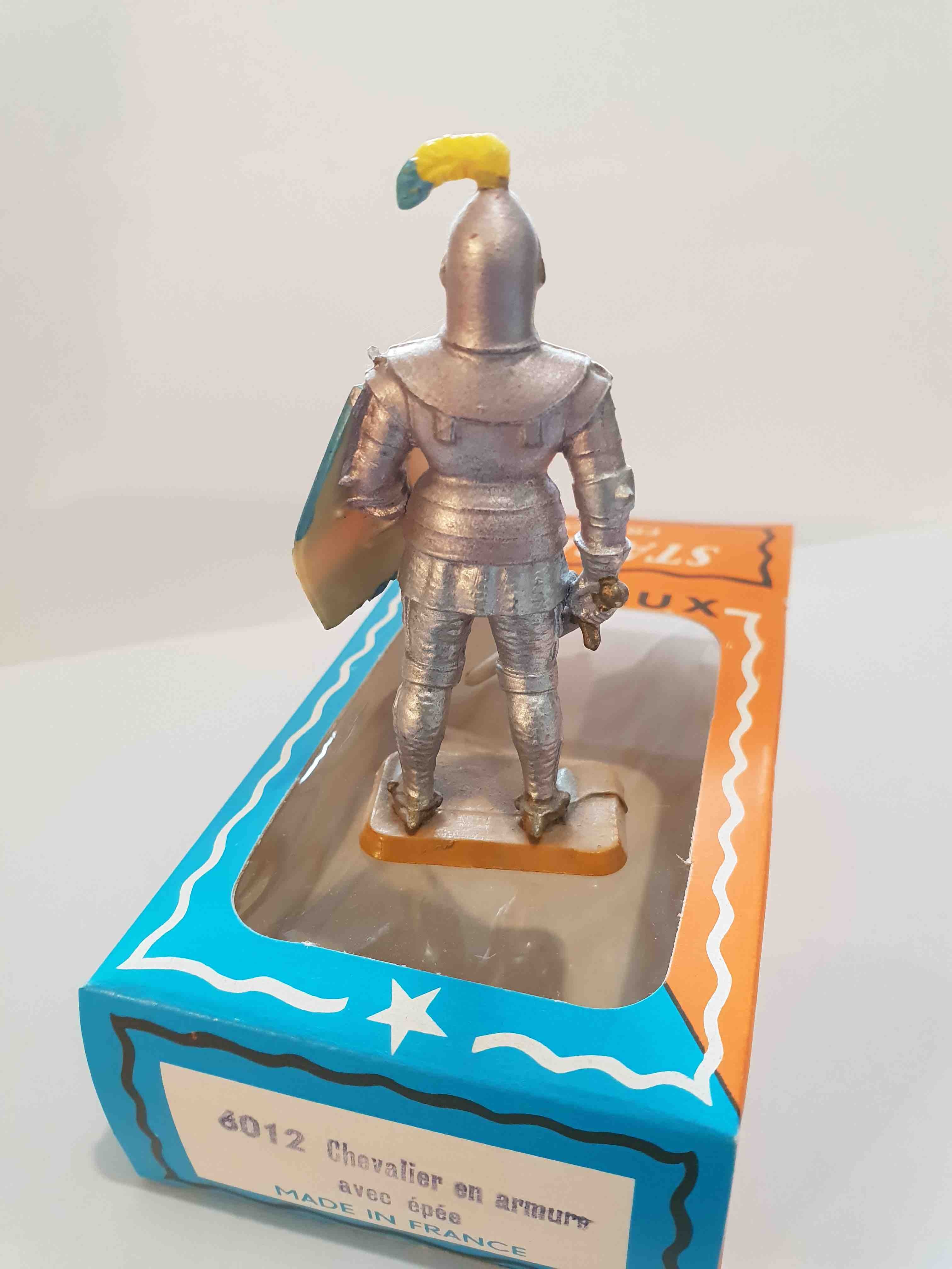 CHEVALIER EN ARMURE AVEC ÉPÉE PIEDS BLANC STARLUX MOYEN ÂGE RÉF 6012