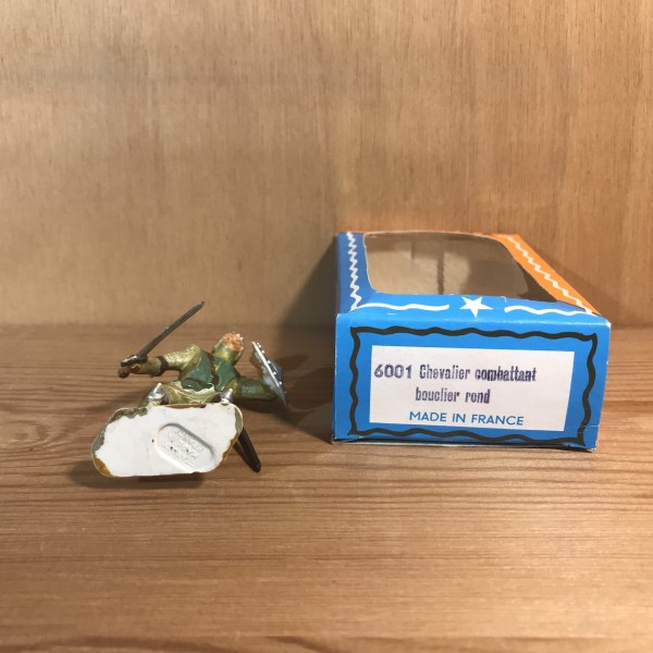 Chevalier COMBATTANT AVEC BOUCLIER ROND PIEDS BLANC STARLUX MOYEN ÂGE RÉF 6001