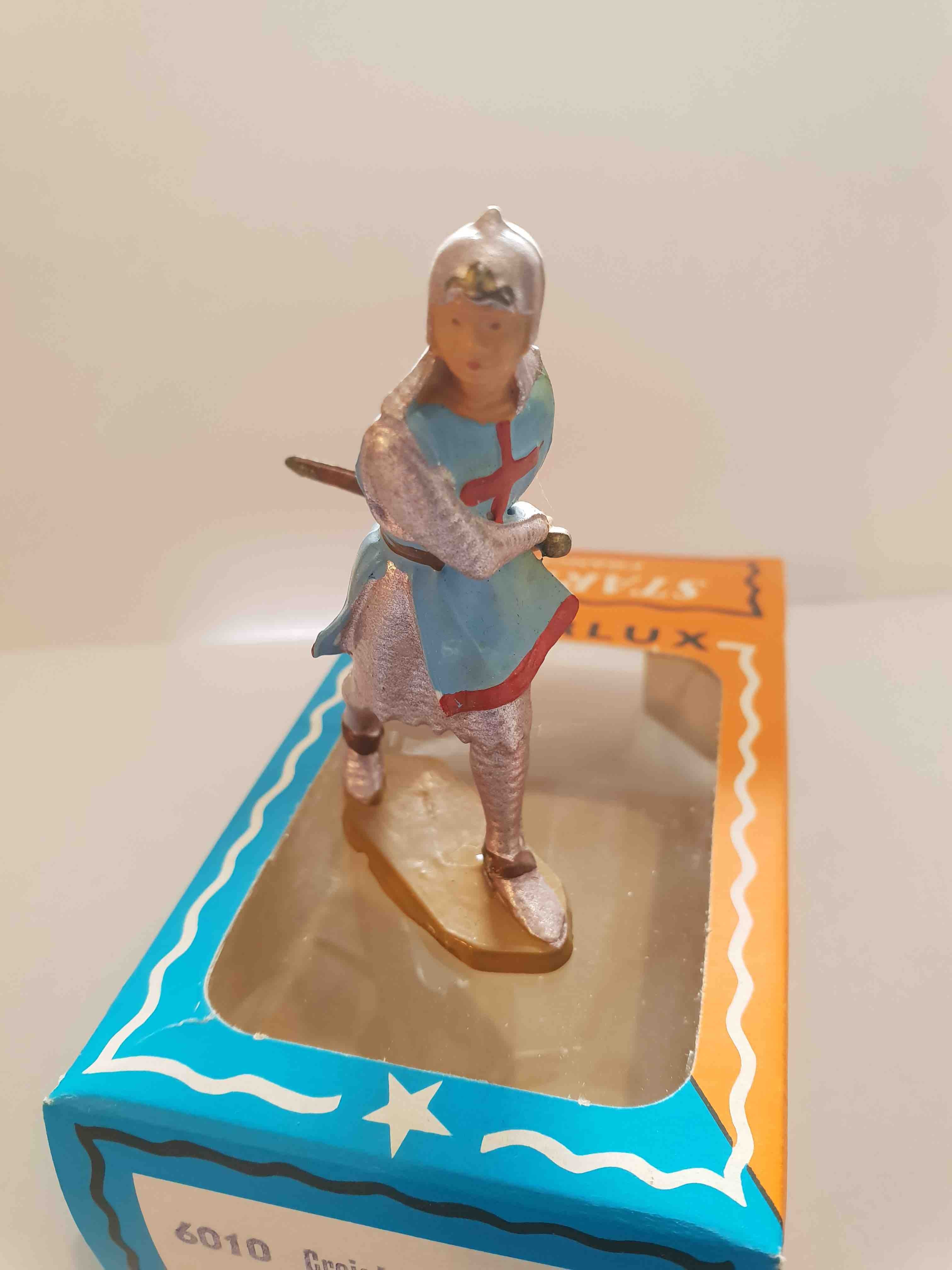 CROISÉ DÉGAINANT ÉPÉE PIEDS BLANC SOCLE OCRE STARLUX MOYEN ÂGE RÉF 6010