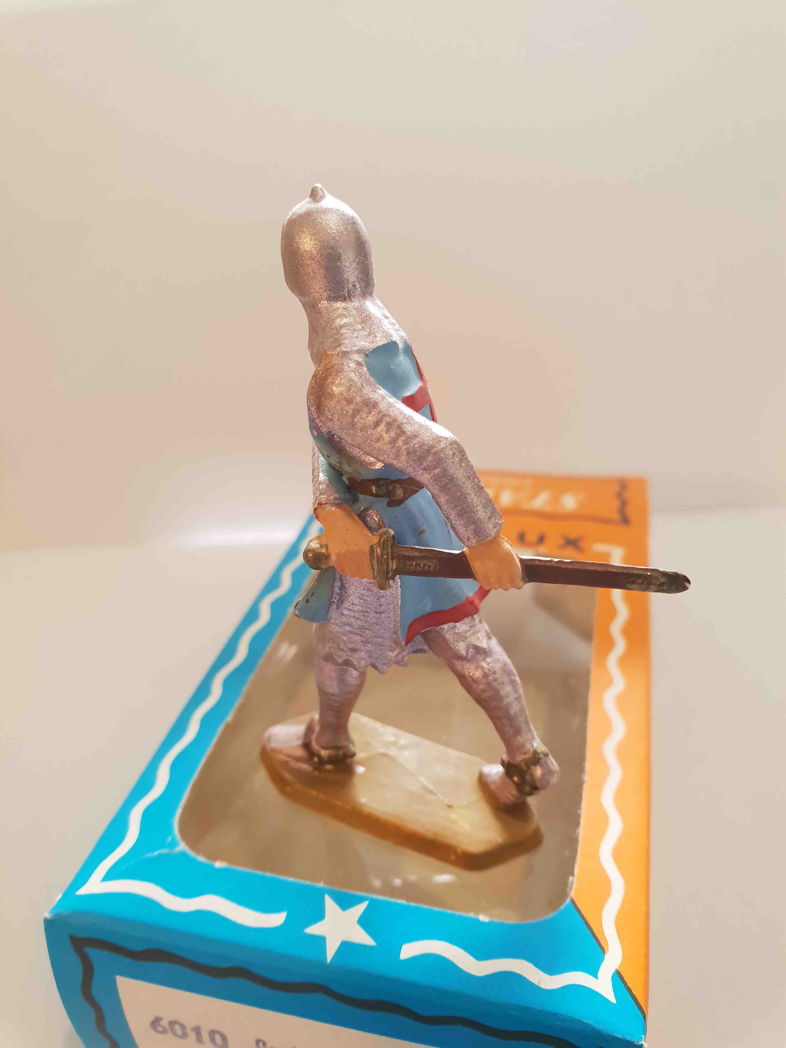 CROISÉ DÉGAINANT ÉPÉE PIEDS BLANC SOCLE OCRE STARLUX MOYEN ÂGE RÉF 6010