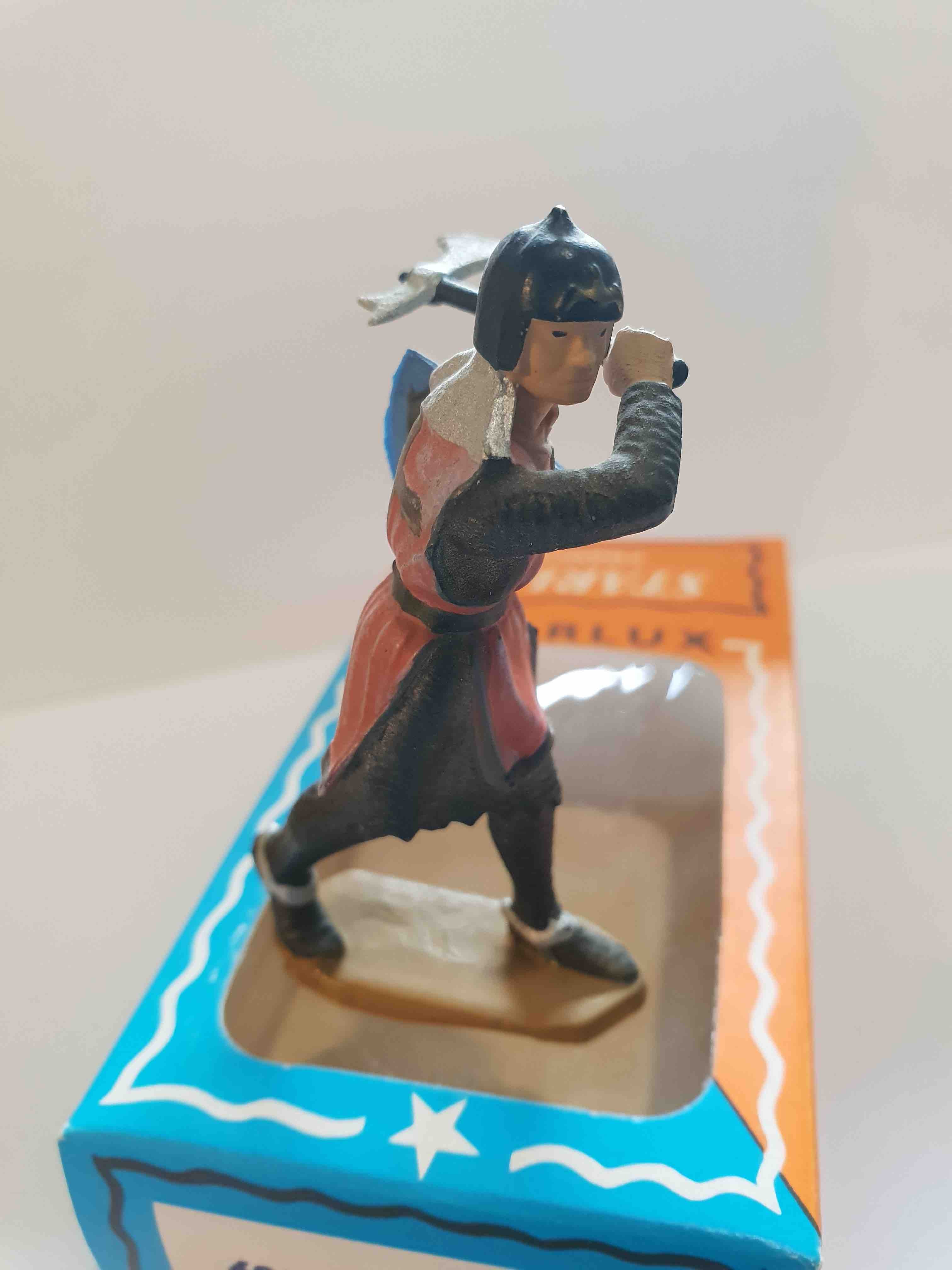 CROISÉ COMBATTANT AVEC HACHE ET ECU BLEU PIEDS BLANC STARLUX MOYEN ÂGE RÉF 6009