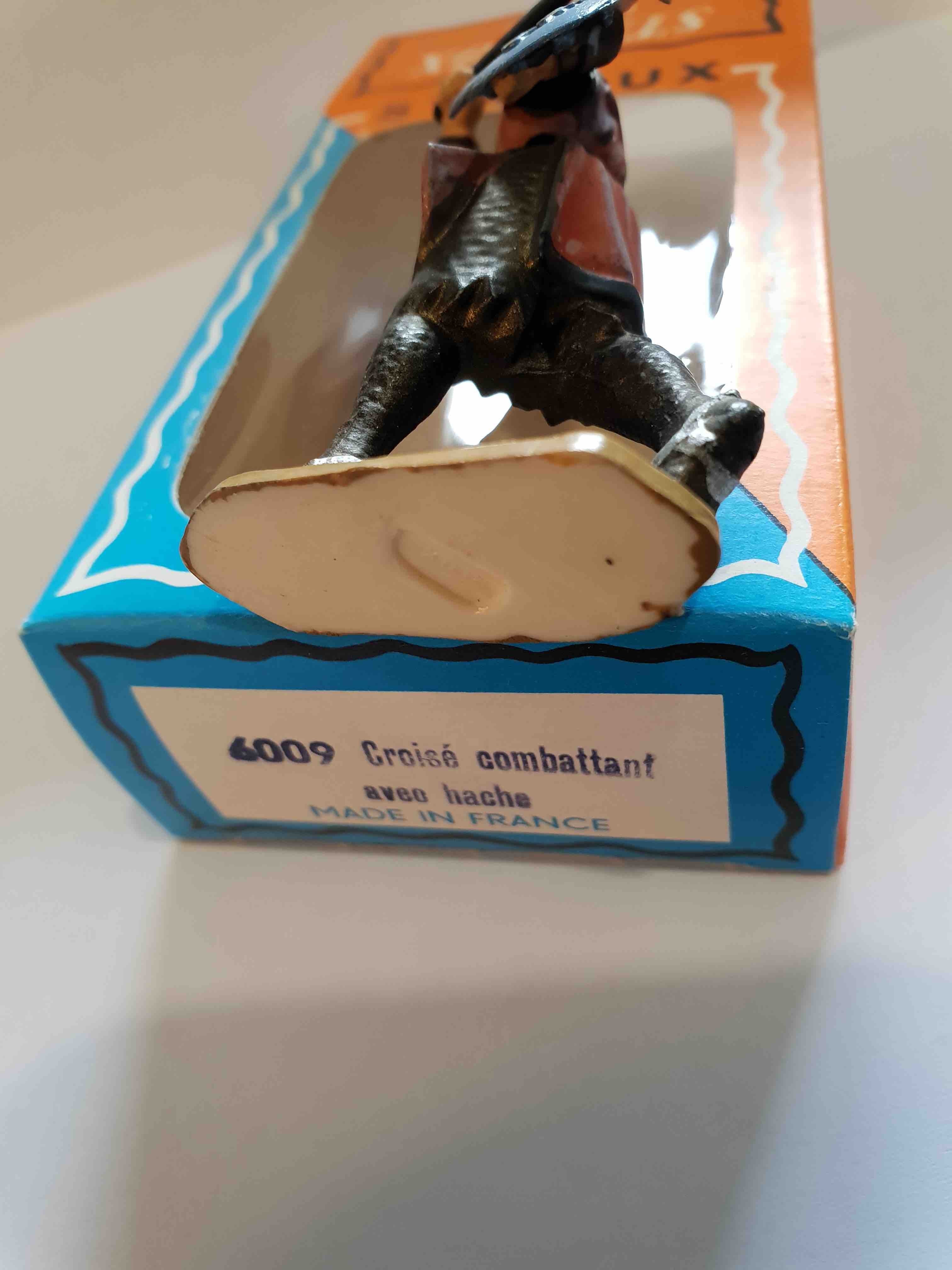 CROISÉ COMBATTANT AVEC HACHE ET ECU BLEU PIEDS BLANC STARLUX MOYEN ÂGE RÉF 6009