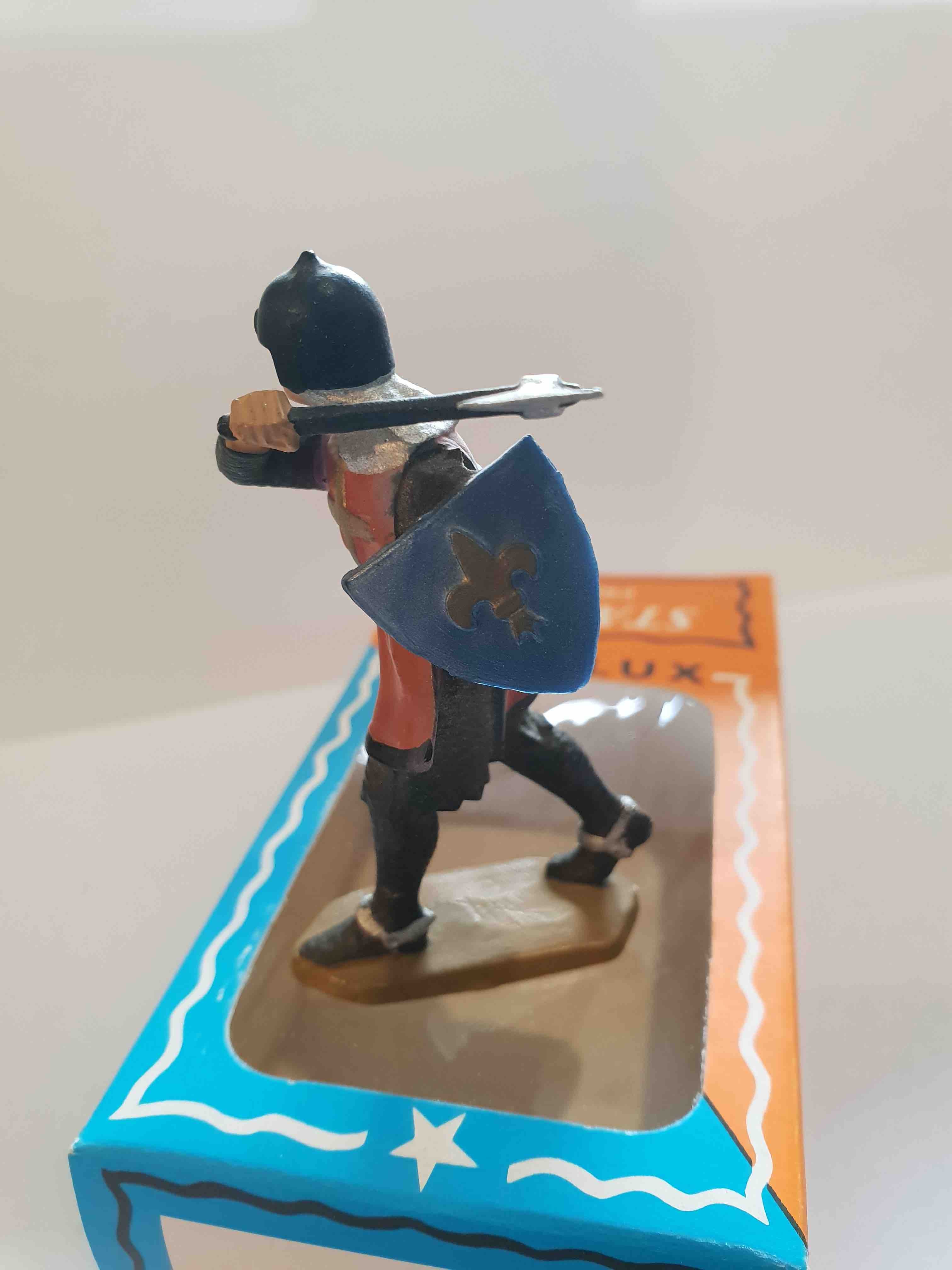 CROISÉ COMBATTANT AVEC HACHE ET ECU BLEU PIEDS BLANC STARLUX MOYEN ÂGE RÉF 6009