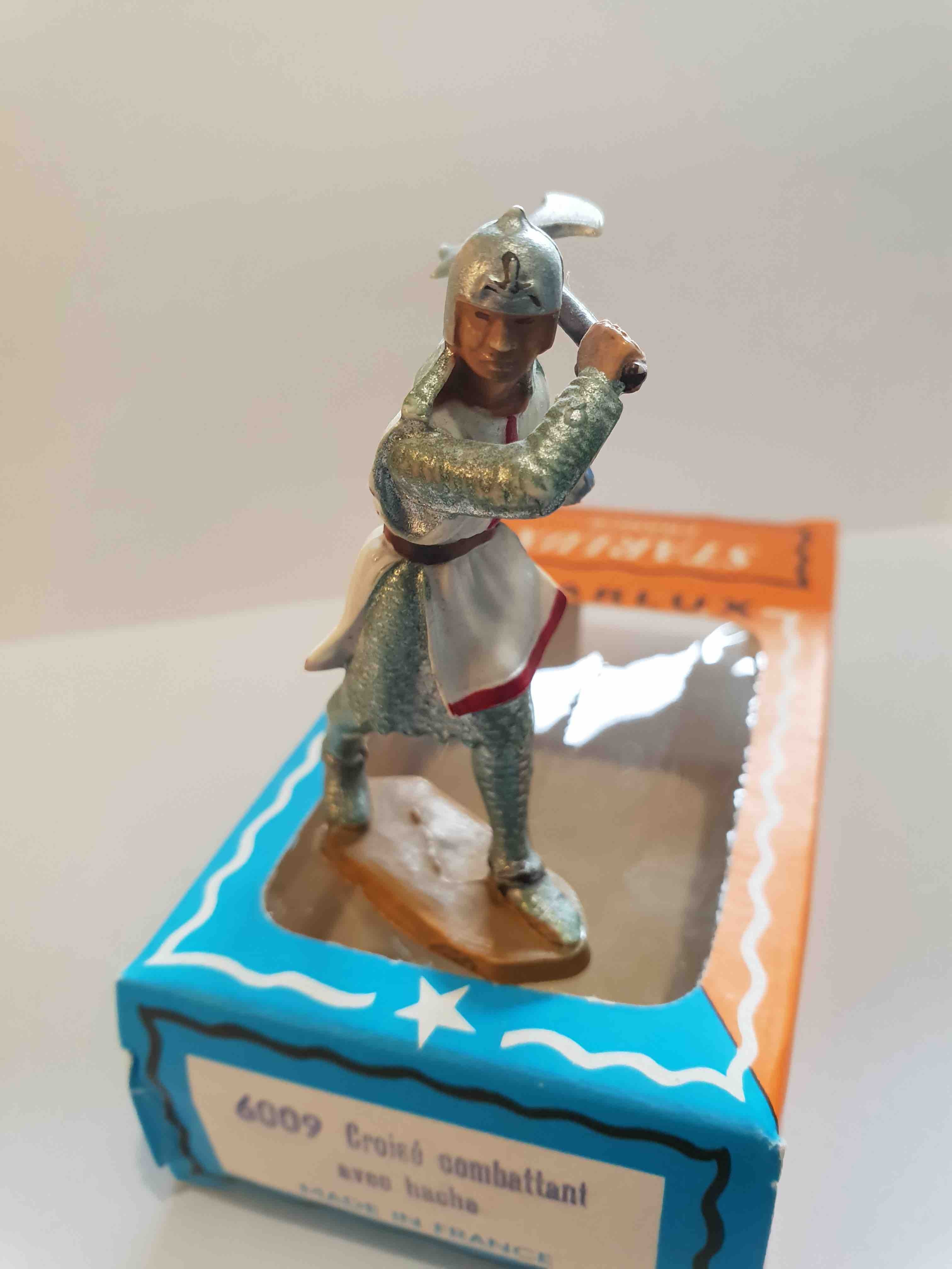 CROISÉ COMBATTANT AVEC HACHE ET ECU BLEU PIEDS BLANC STARLUX MOYEN ÂGE RÉF 6009