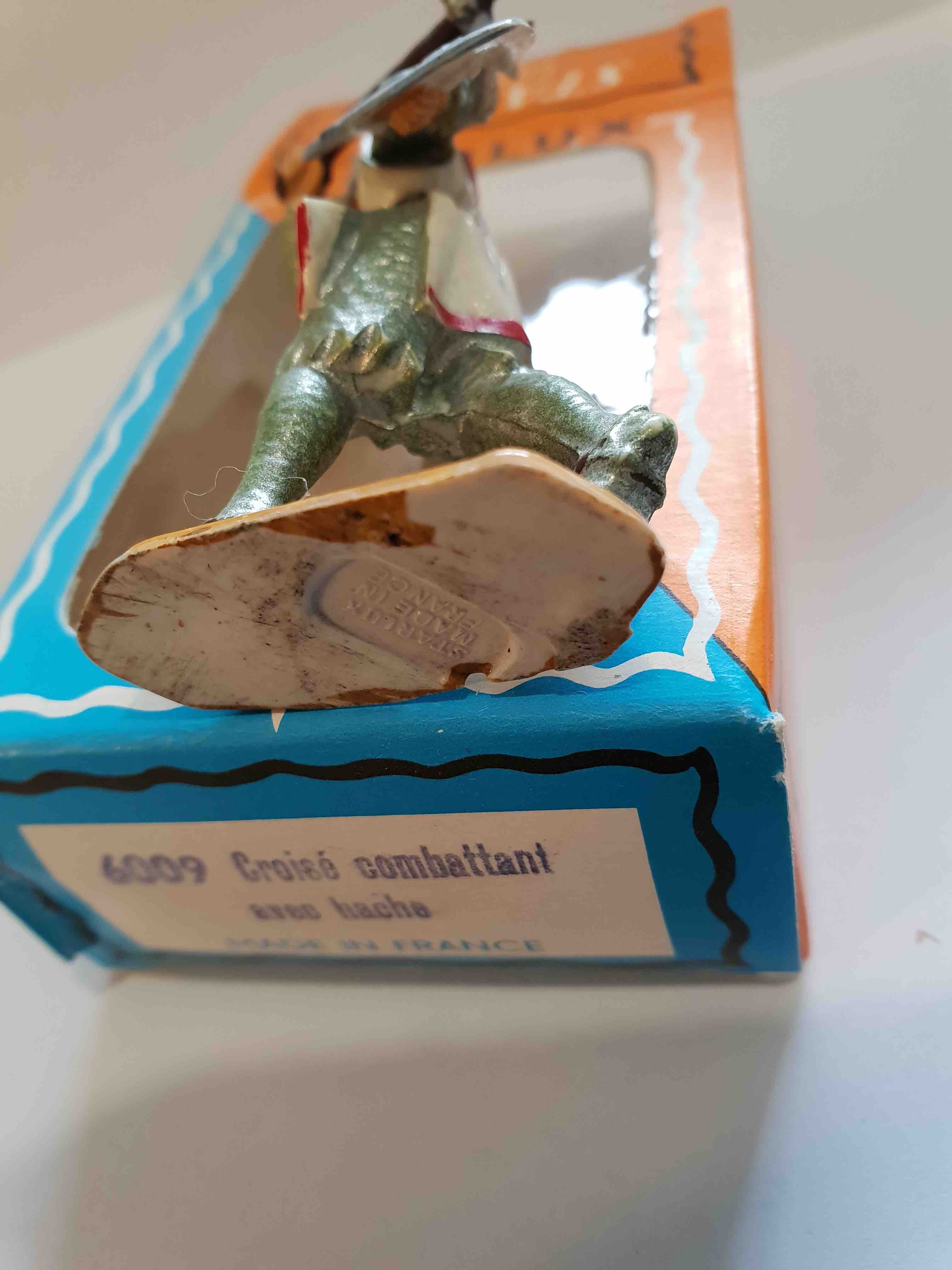 CROISÉ COMBATTANT AVEC HACHE ET ECU BLEU PIEDS BLANC STARLUX MOYEN ÂGE RÉF 6009