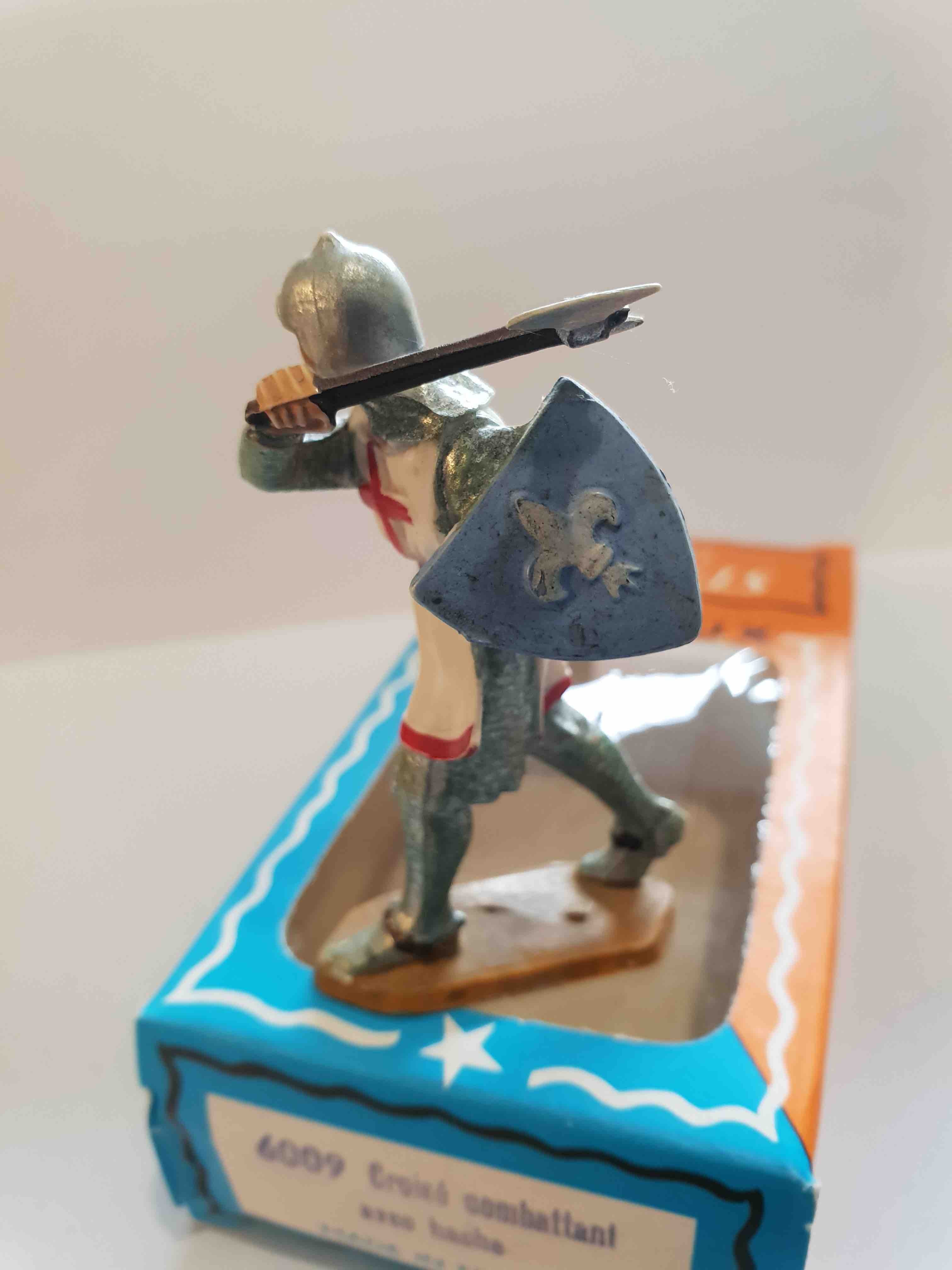 CROISÉ COMBATTANT AVEC HACHE ET ECU BLEU PIEDS BLANC STARLUX MOYEN ÂGE RÉF 6009