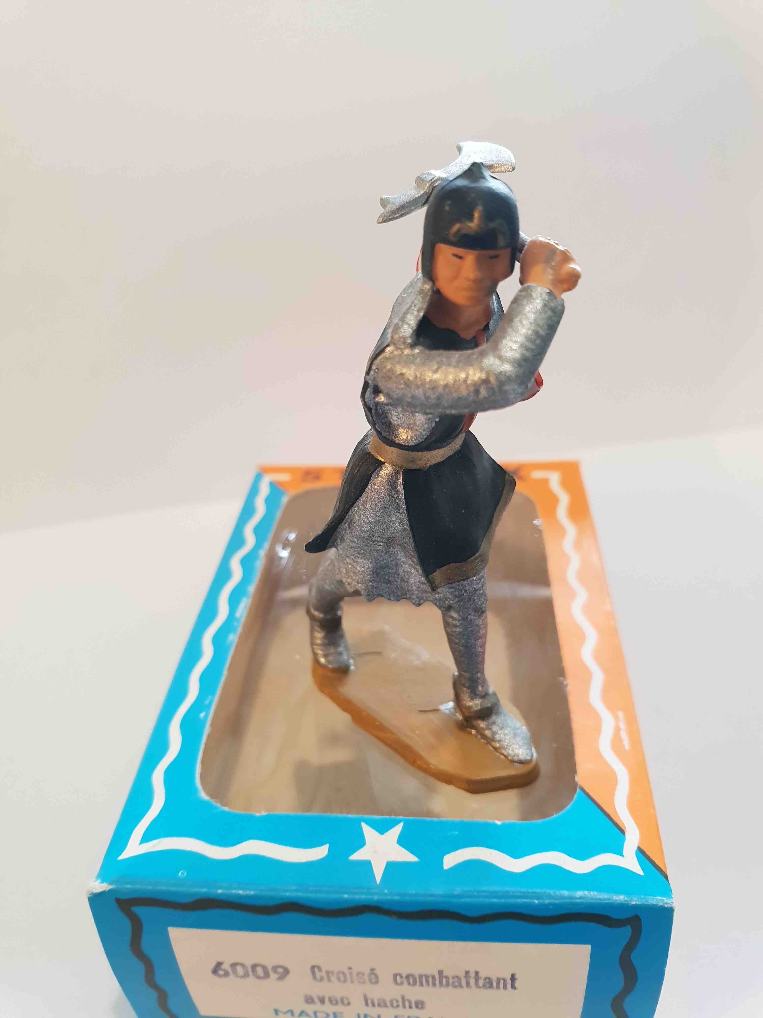 CROISÉ COMBATTANT AVEC HACHE ET ECU ROUGE PIEDS BLANC STARLUX MOYEN ÂGE RÉF 6009