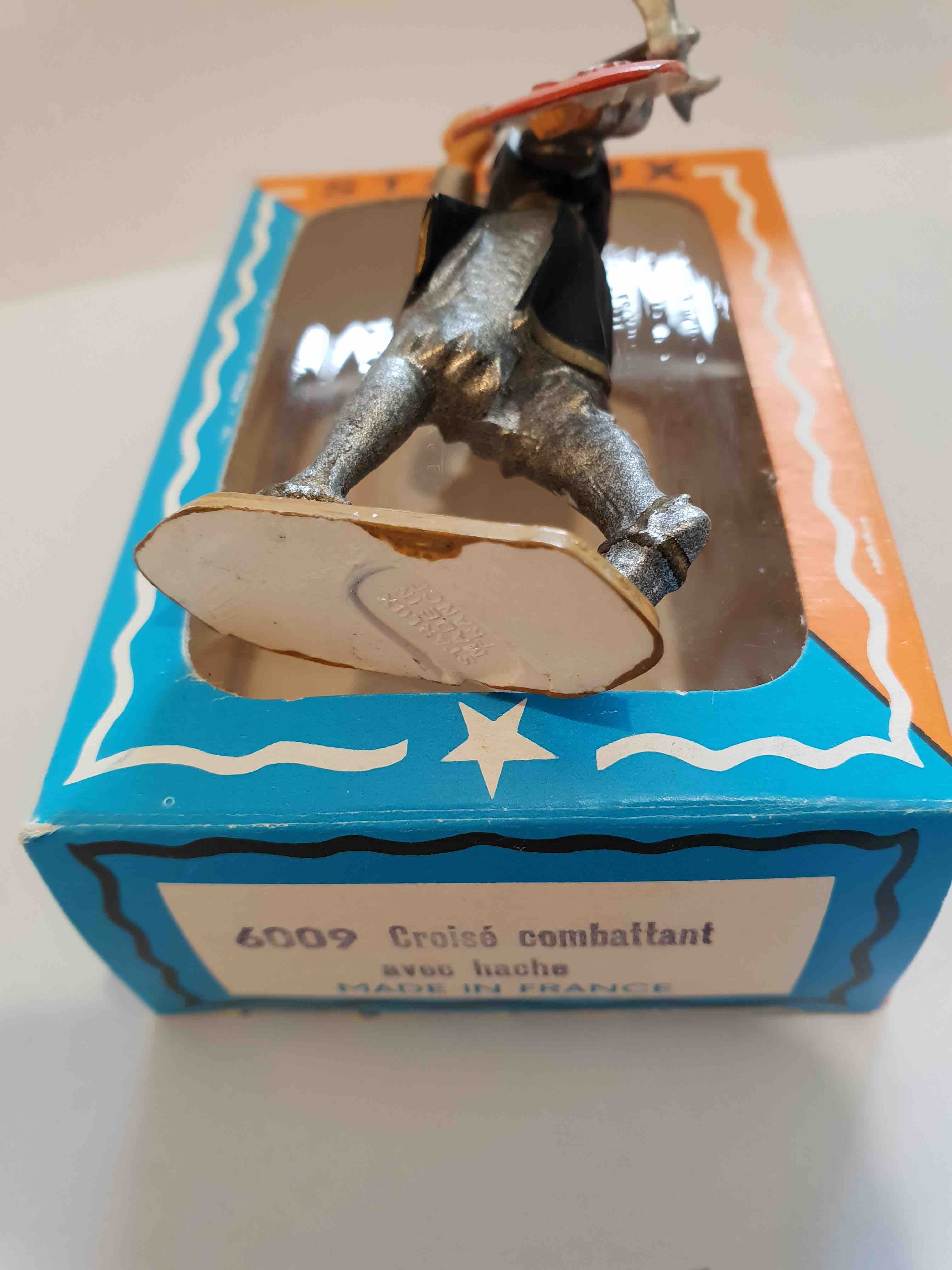 CROISÉ COMBATTANT AVEC HACHE ET ECU ROUGE PIEDS BLANC STARLUX MOYEN ÂGE RÉF 6009