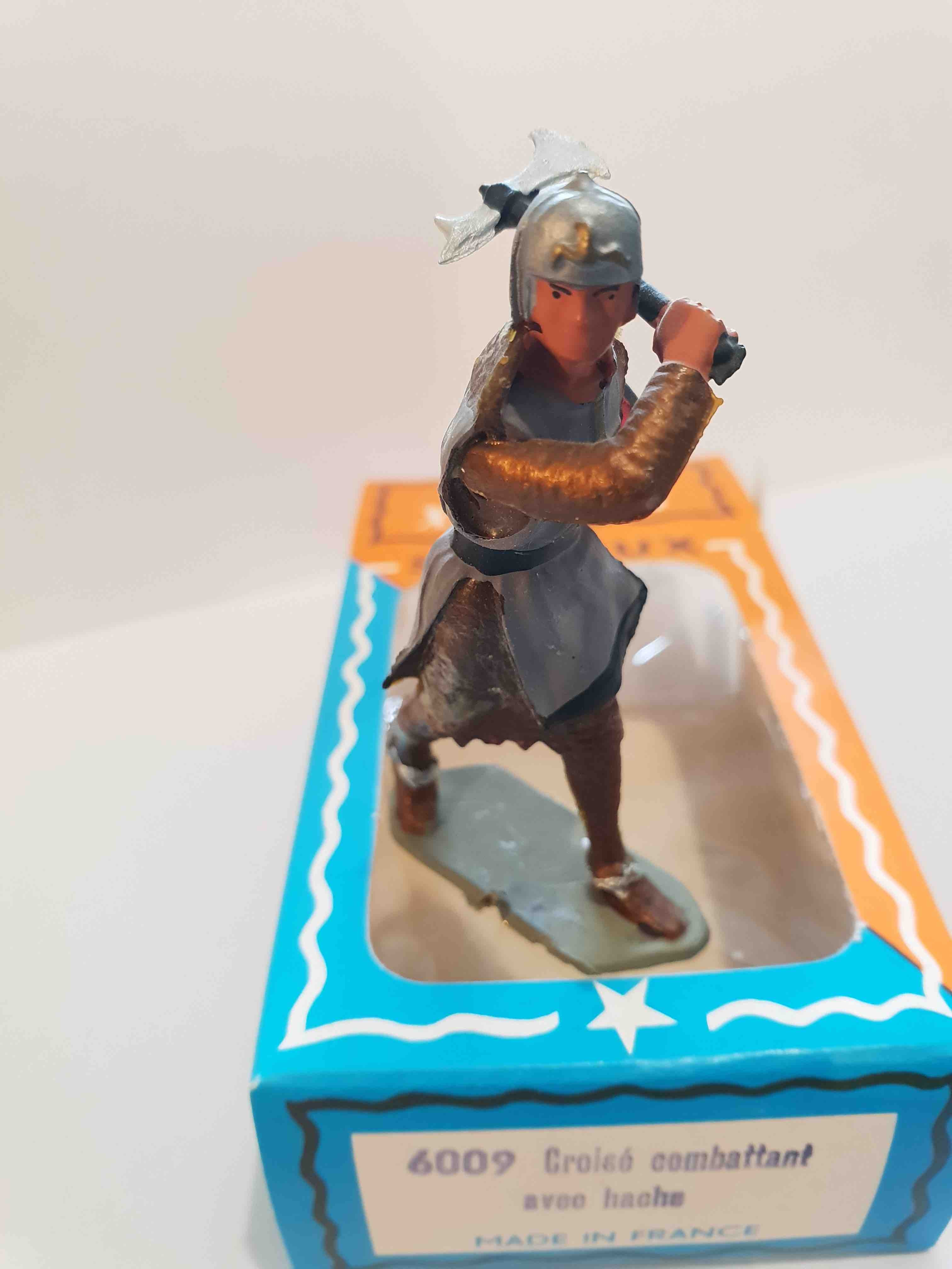 CROISÉ COMBATTANT AVEC HACHE ET ECU ROUGE PIEDS OR STARLUX MOYEN ÂGE RÉF 6009