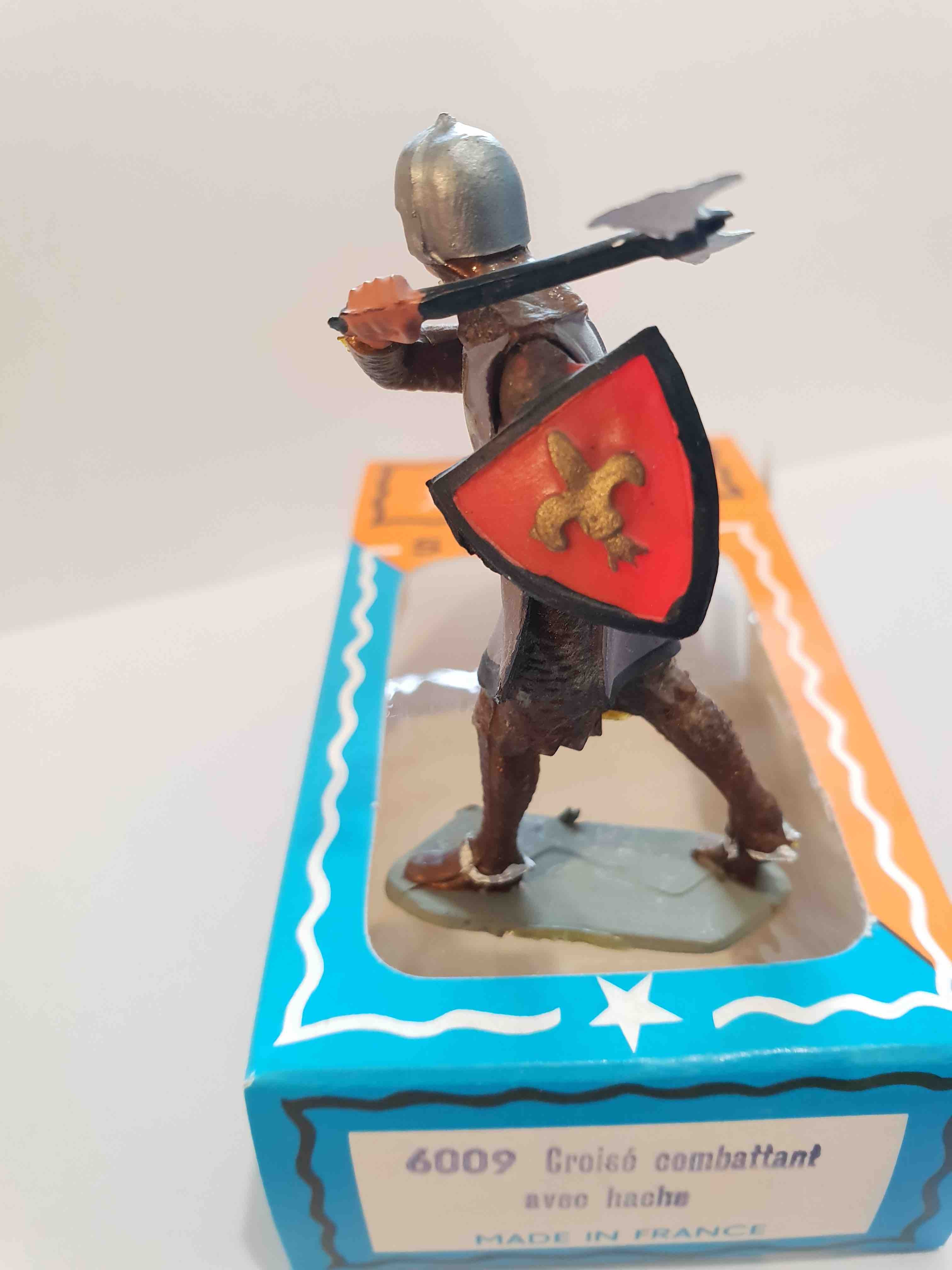 CROISÉ COMBATTANT AVEC HACHE ET ECU ROUGE PIEDS OR STARLUX MOYEN ÂGE RÉF 6009