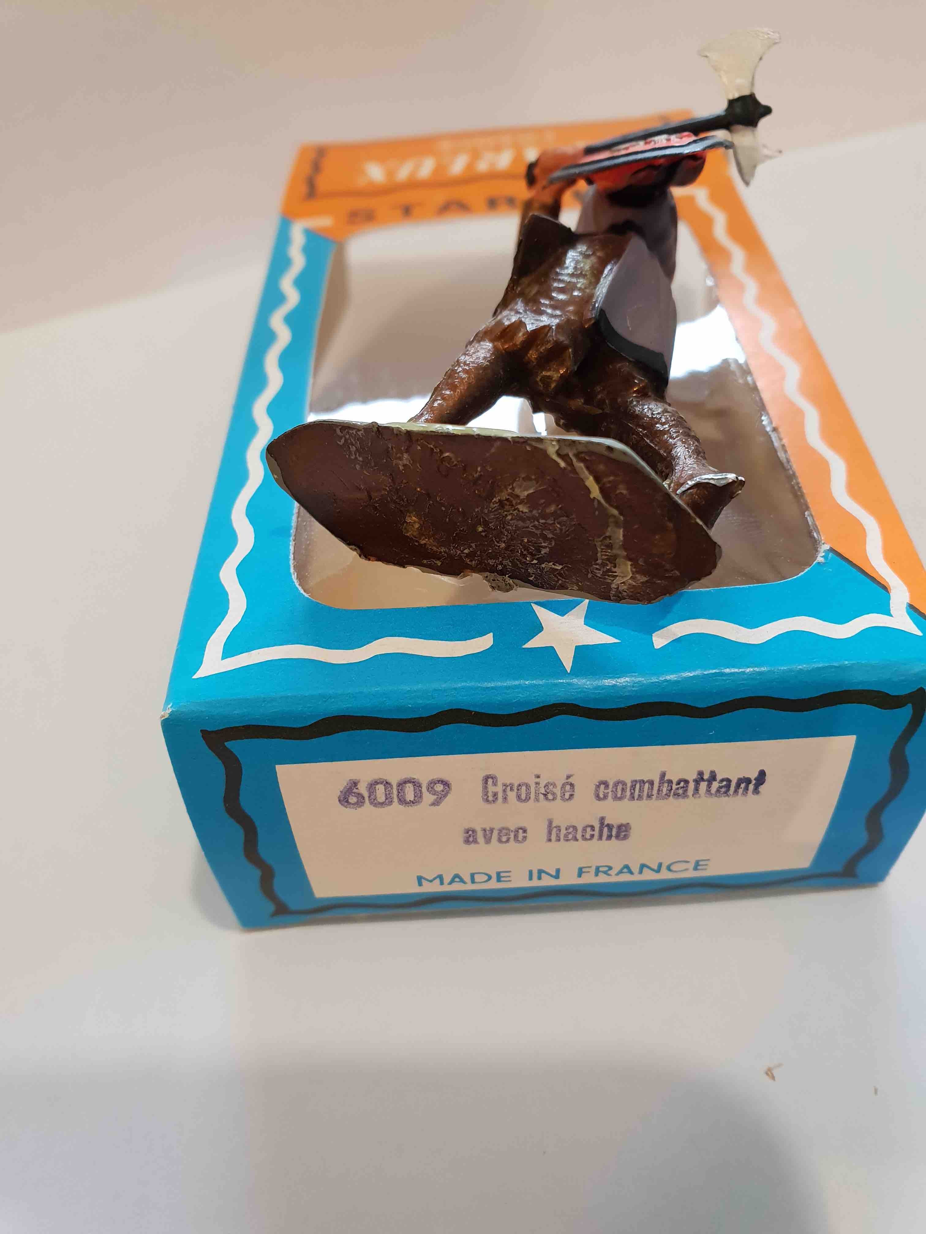 CROISÉ COMBATTANT AVEC HACHE ET ECU ROUGE PIEDS OR STARLUX MOYEN ÂGE RÉF 6009