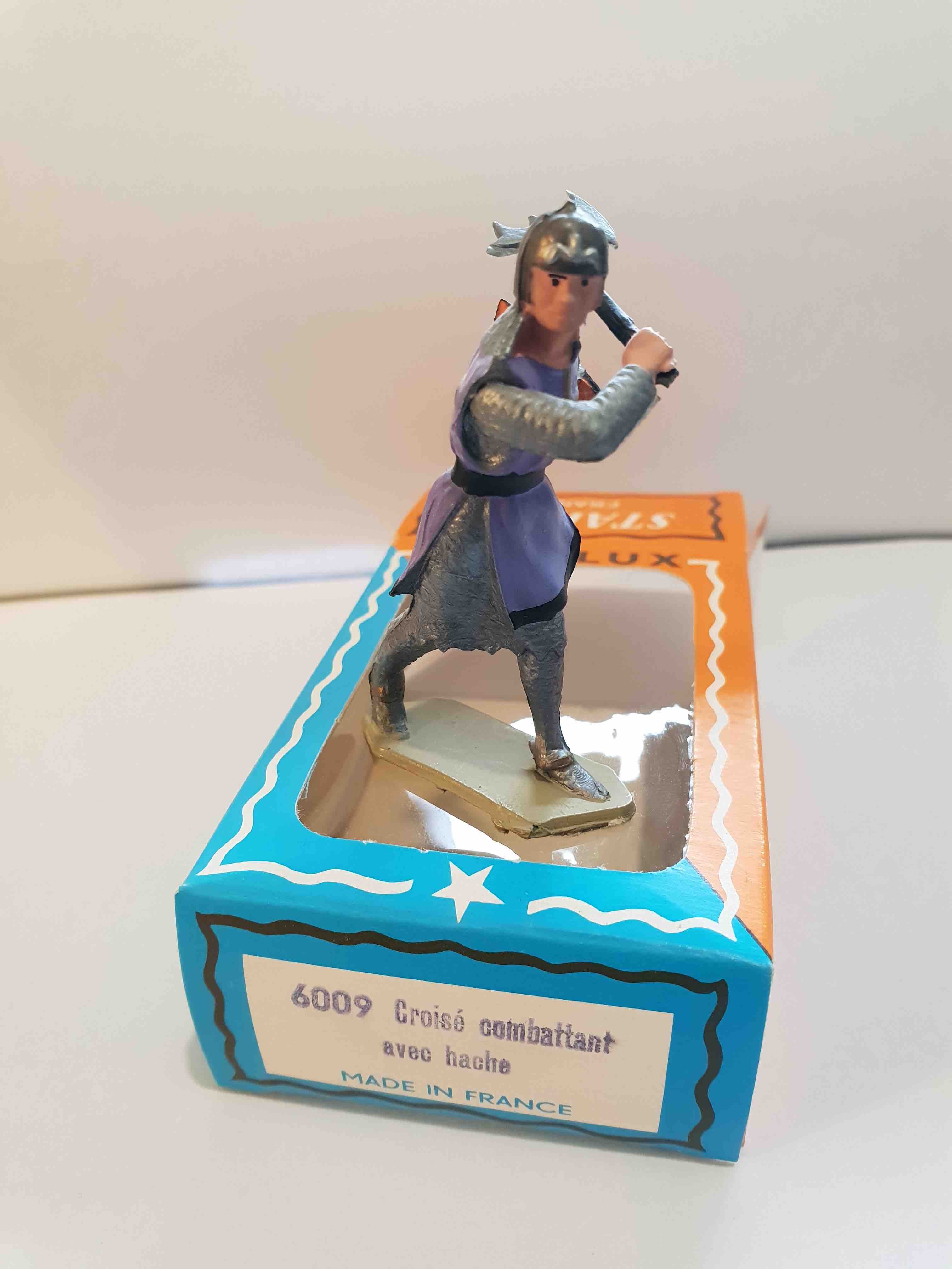 CROISÉ COMBATTANT AVEC HACHE ET ECU ORANGE PIEDS GRIS STARLUX MOYEN ÂGE RÉF 6009