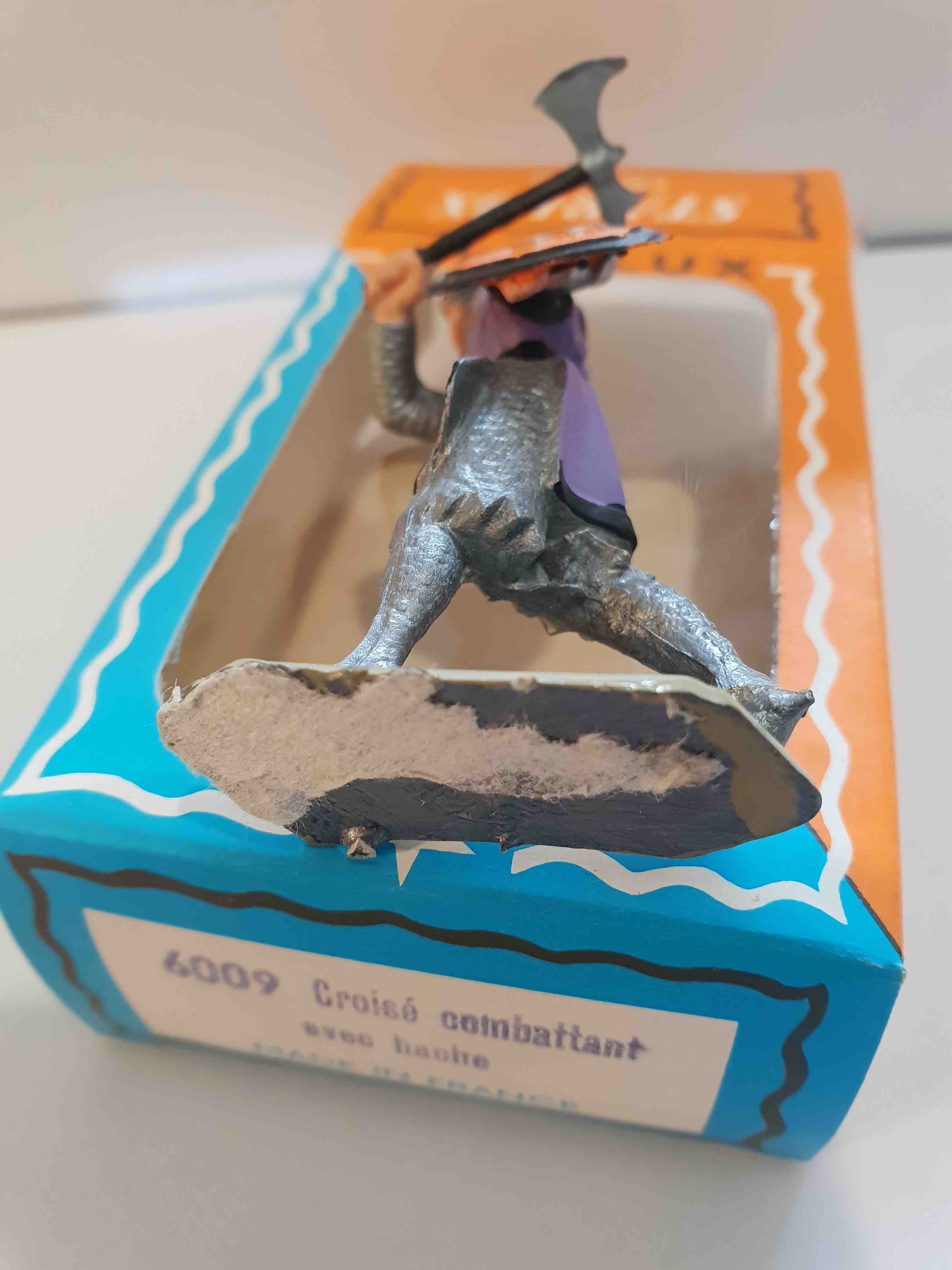 CROISÉ COMBATTANT AVEC HACHE ET ECU ORANGE PIEDS GRIS STARLUX MOYEN ÂGE RÉF 6009