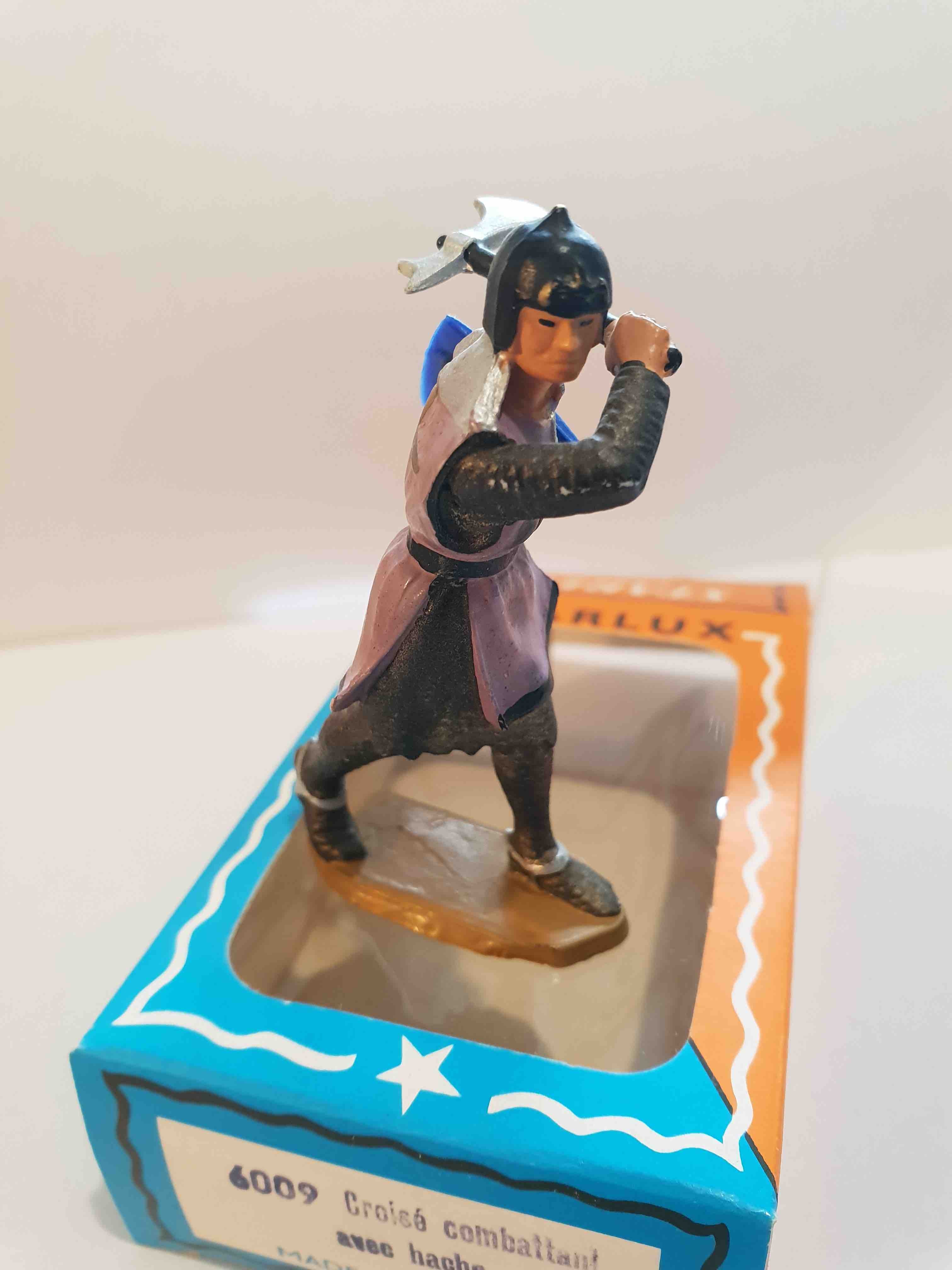 CROISÉ COMBATTANT AVEC HACHE ET ECU BLEU PIEDS BLANC STARLUX MOYEN ÂGE RÉF 6009