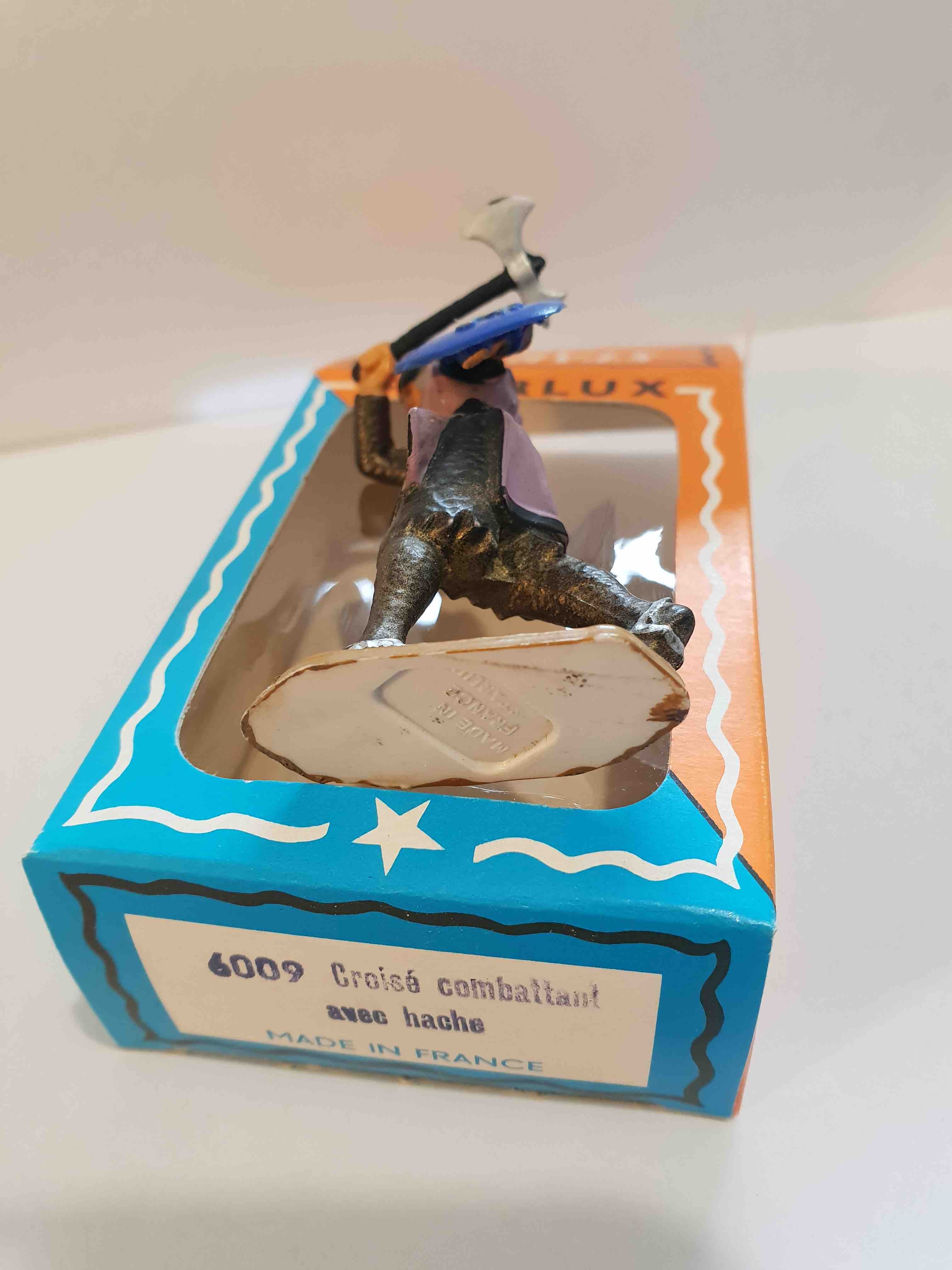 CROISÉ COMBATTANT AVEC HACHE ET ECU BLEU PIEDS BLANC STARLUX MOYEN ÂGE RÉF 6009