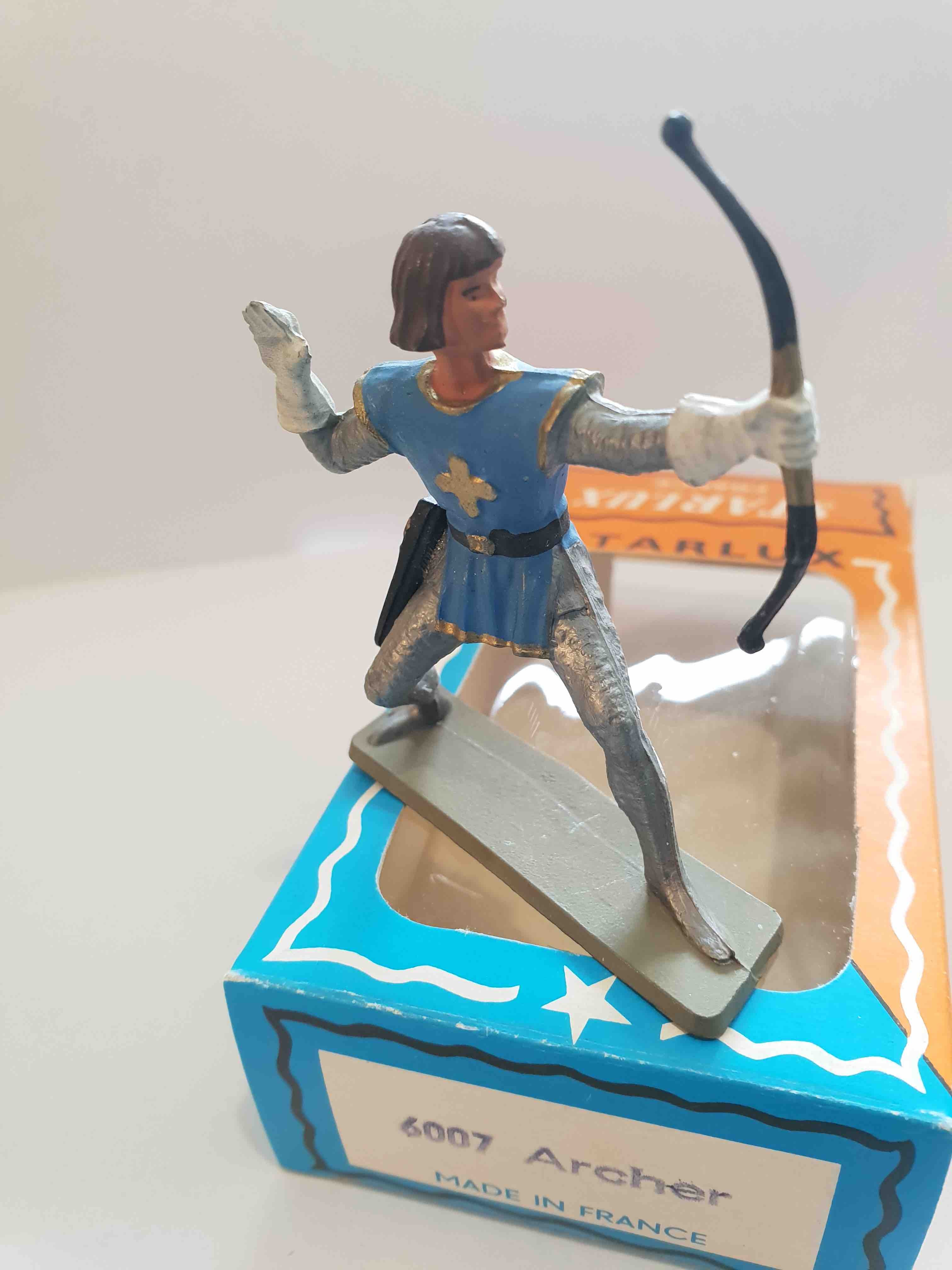 ARCHER TUNIQUE BLEUE PIEDS GRIS SOCLE VERT STARLUX MOYEN ÂGE 6007