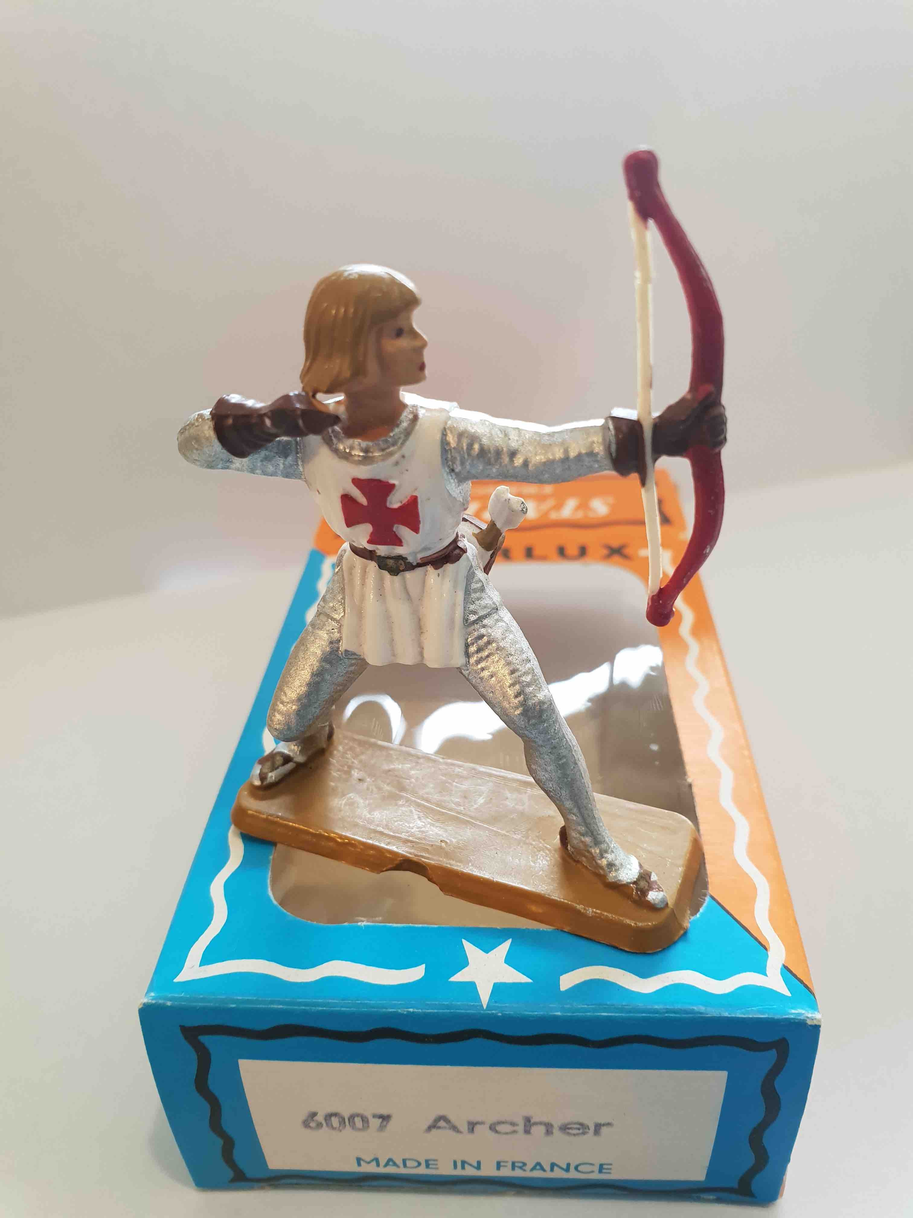 ARCHER TUNIQUE BLANCHE PIEDS BLANC SOCLE OCRE STARLUX MOYEN ÂGE 6007