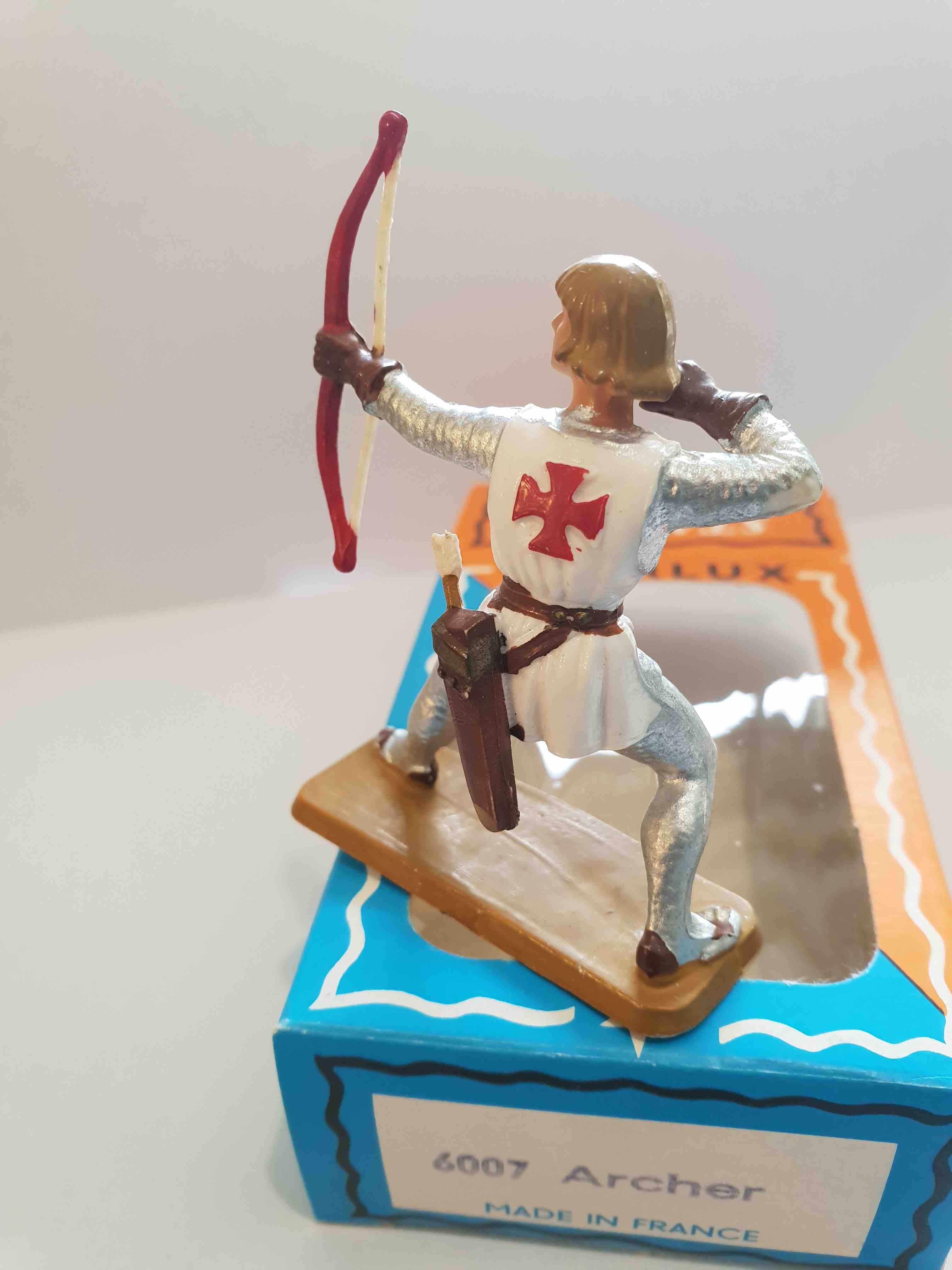 ARCHER TUNIQUE BLANCHE PIEDS BLANC SOCLE OCRE STARLUX MOYEN ÂGE 6007