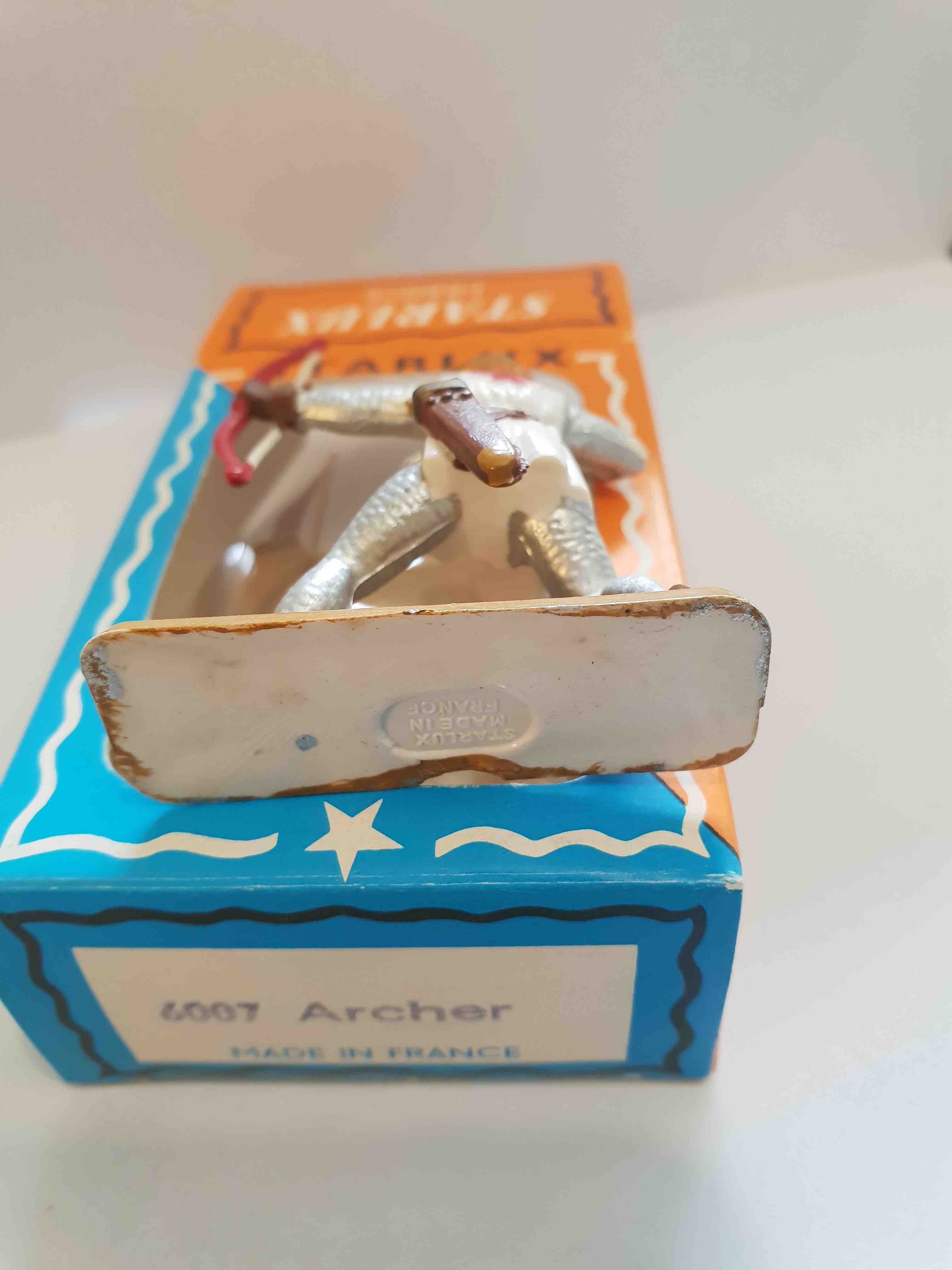 ARCHER TUNIQUE BLANCHE PIEDS BLANC SOCLE OCRE STARLUX MOYEN ÂGE 6007