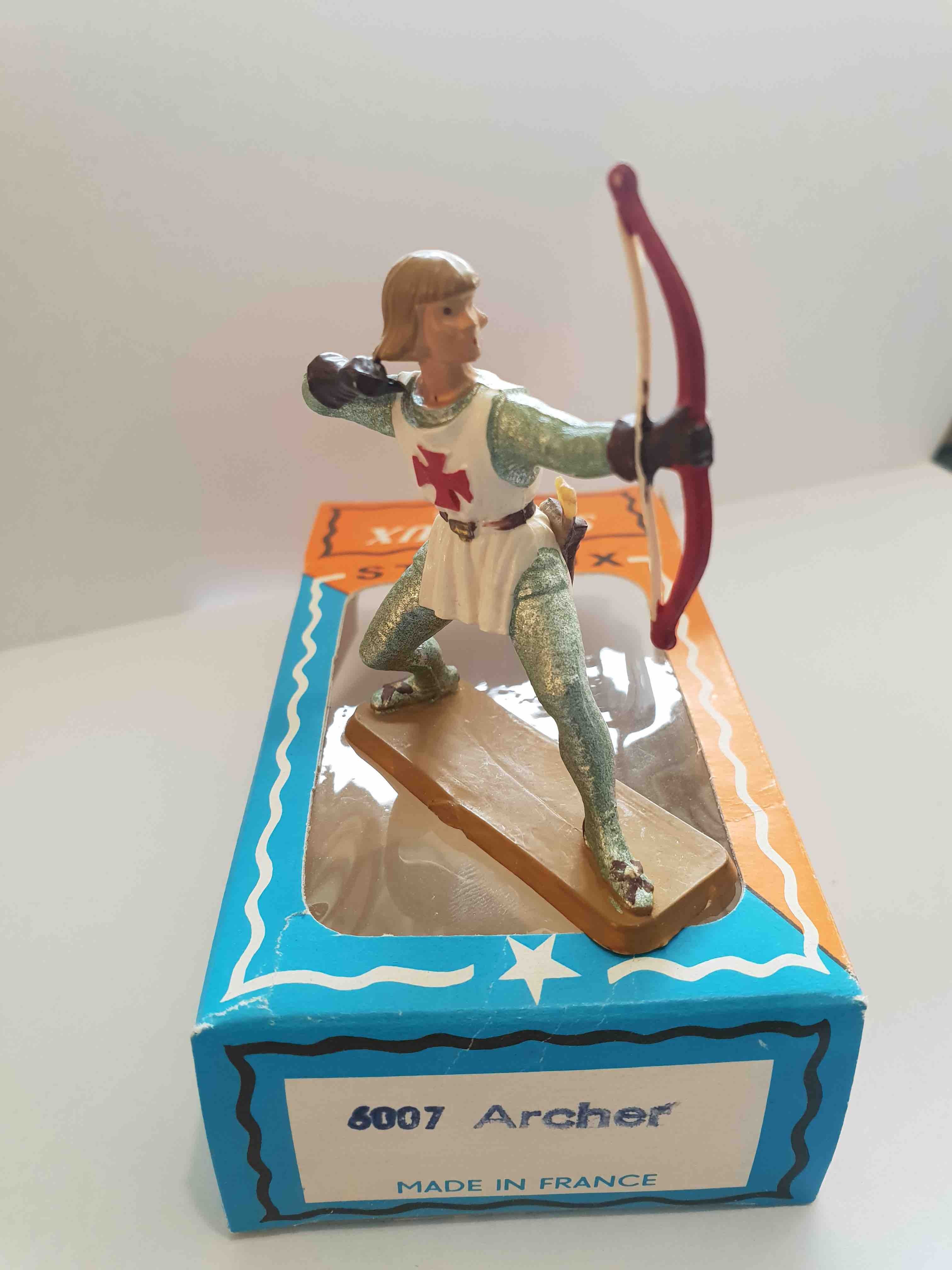 ARCHER TUNIQUE BLANCHE PIEDS BLANC SOCLE OCRE STARLUX MOYEN ÂGE 6007