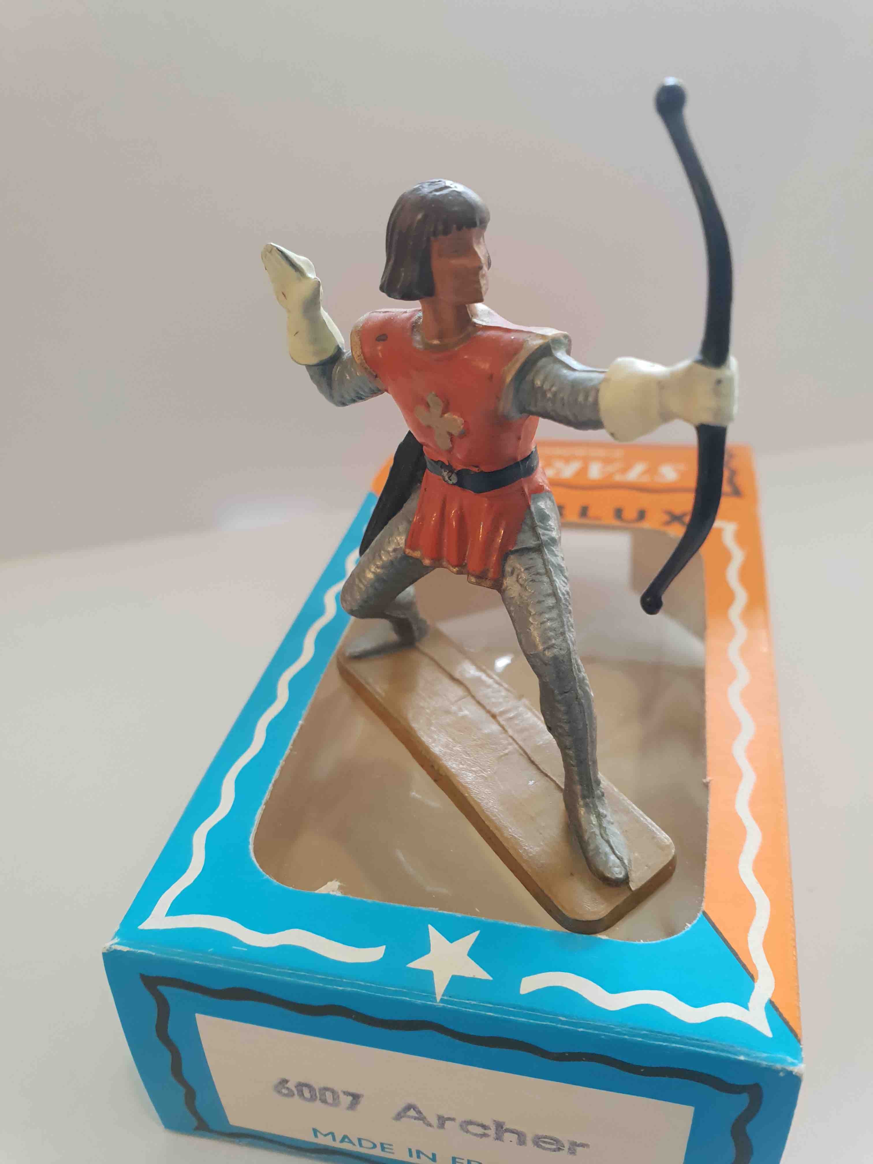 ARCHER TUNIQUE ROUGE PIEDS GRIS SOCLE OCRE STARLUX MOYEN ÂGE 6007