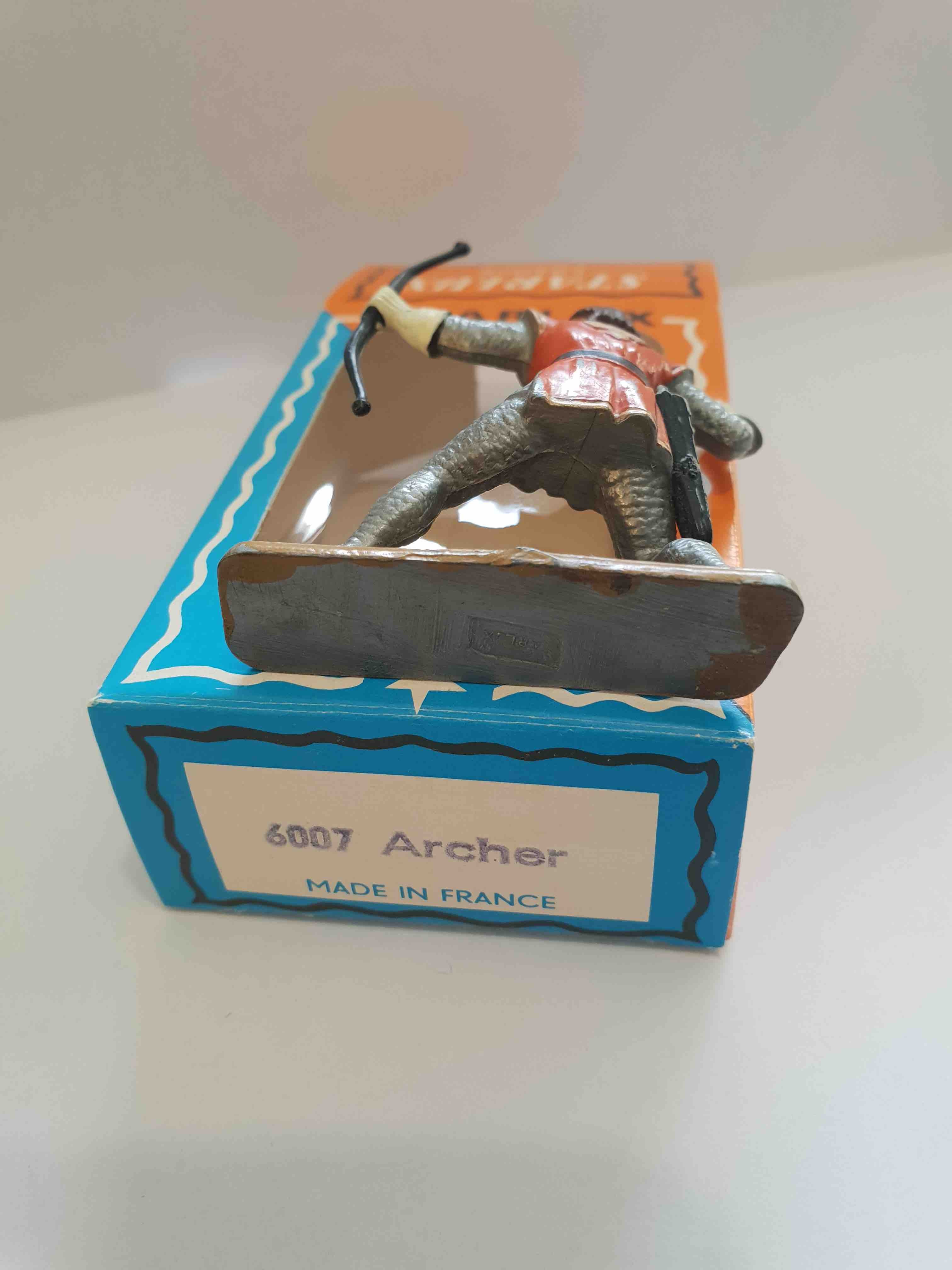 ARCHER TUNIQUE ROUGE PIEDS GRIS SOCLE OCRE STARLUX MOYEN ÂGE 6007