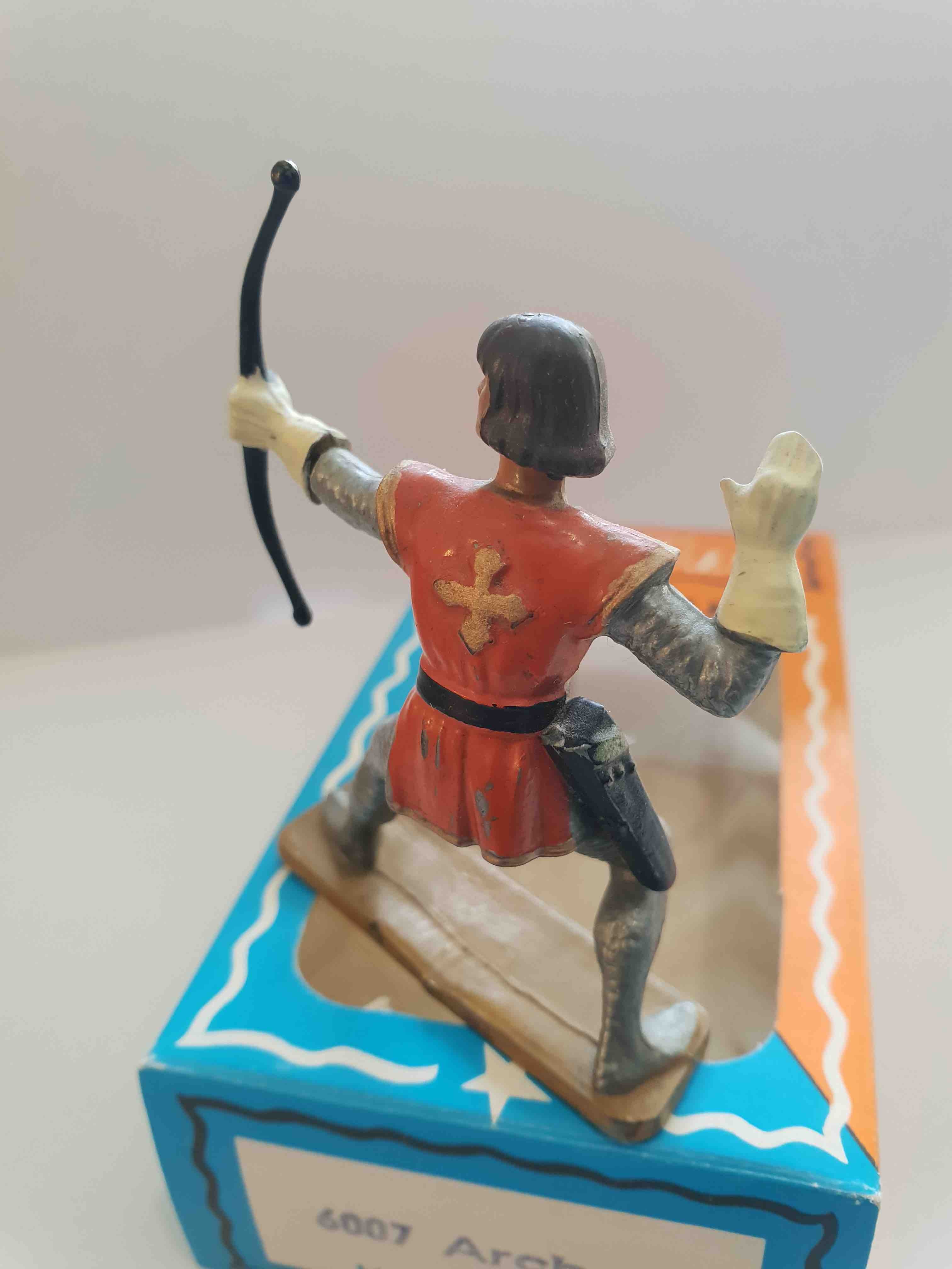 ARCHER TUNIQUE ROUGE PIEDS GRIS SOCLE OCRE STARLUX MOYEN ÂGE 6007