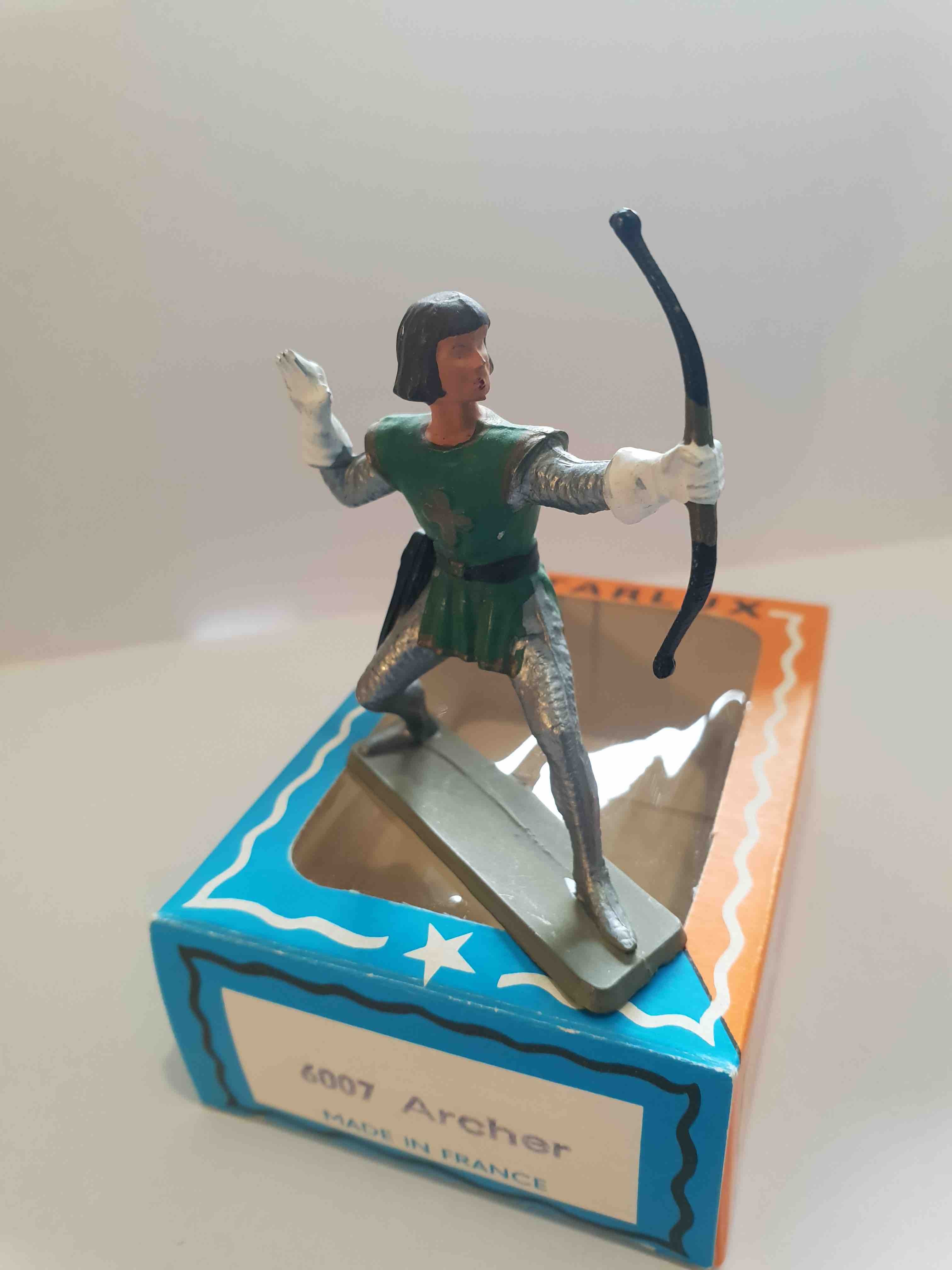 ARCHER TUNIQUE VERTE FONCÉ PIEDS GRIS SOCLE VERT STARLUX MOYEN ÂGE 6007