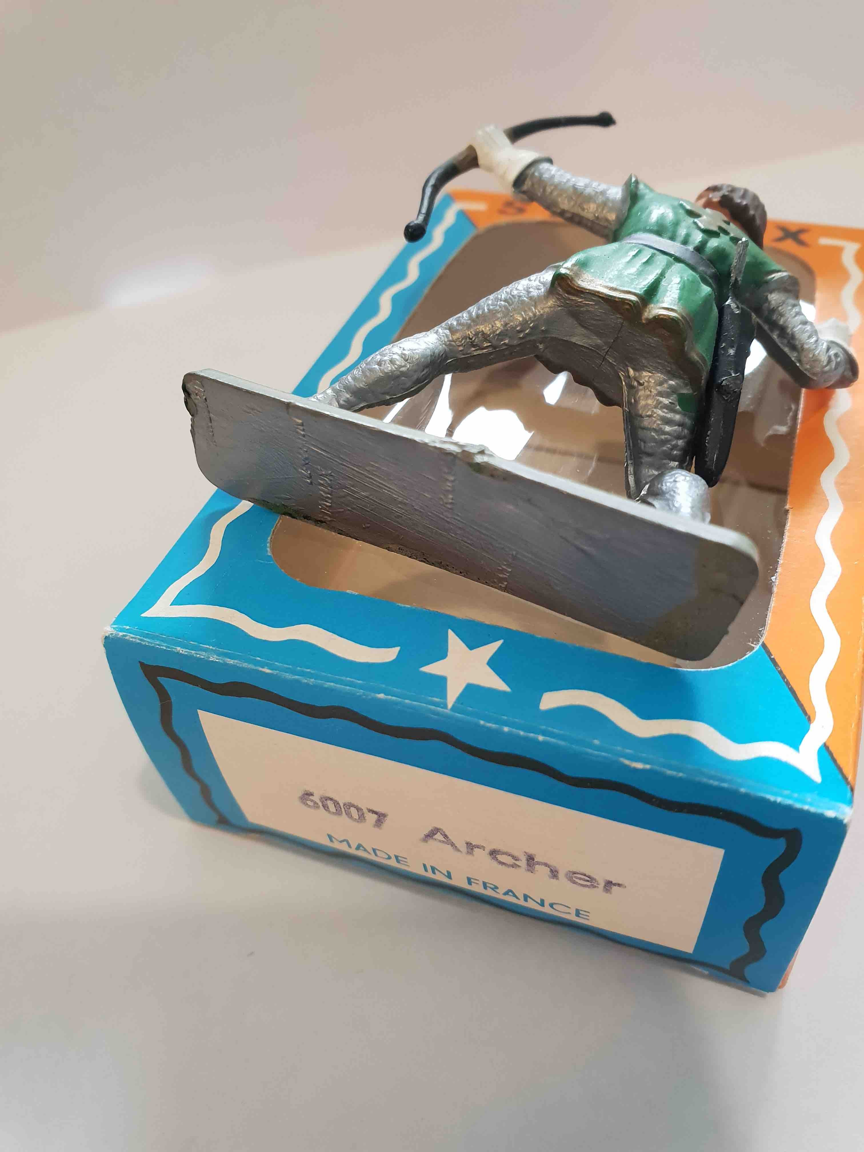 ARCHER TUNIQUE VERTE FONCÉ PIEDS GRIS SOCLE VERT STARLUX MOYEN ÂGE 6007