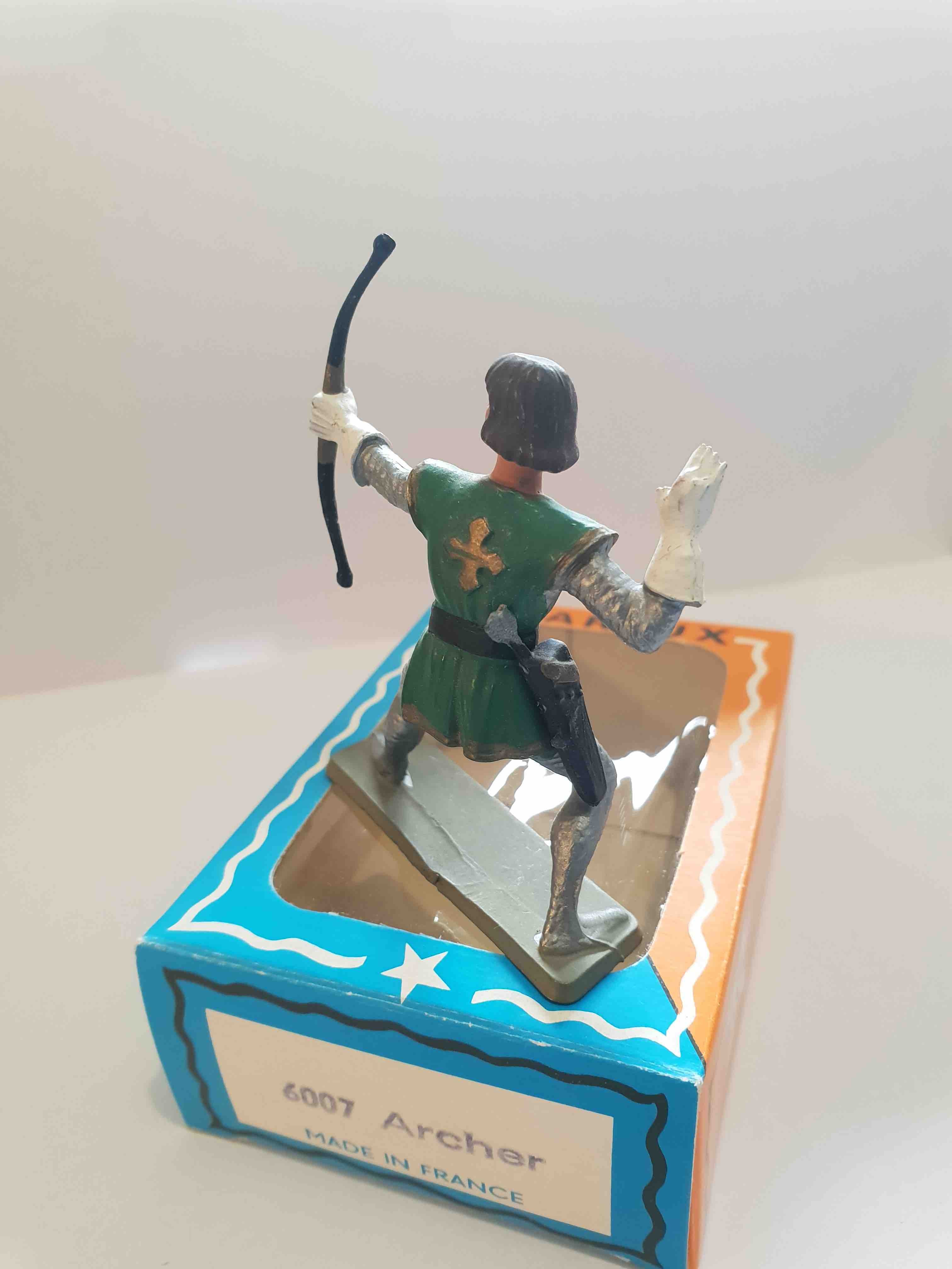 ARCHER TUNIQUE VERTE FONCÉ PIEDS GRIS SOCLE VERT STARLUX MOYEN ÂGE 6007