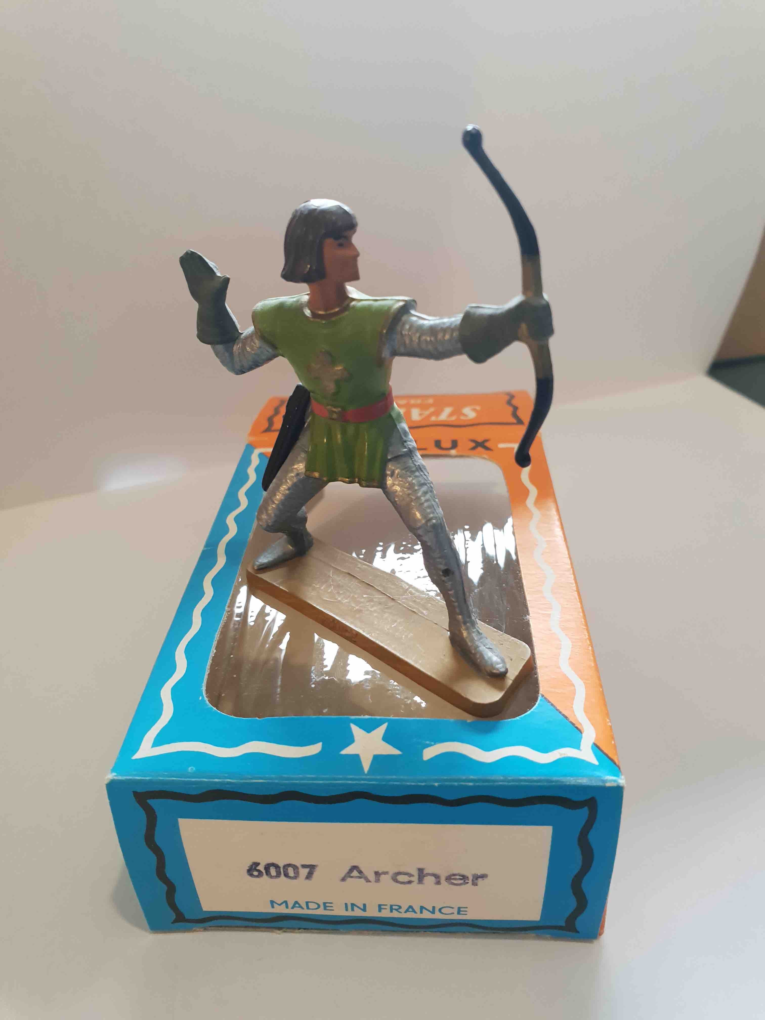 ARCHER TUNIQUE VERTE KAKI PIEDS GRIS SOCLE OCRE STARLUX MOYEN ÂGE 6007