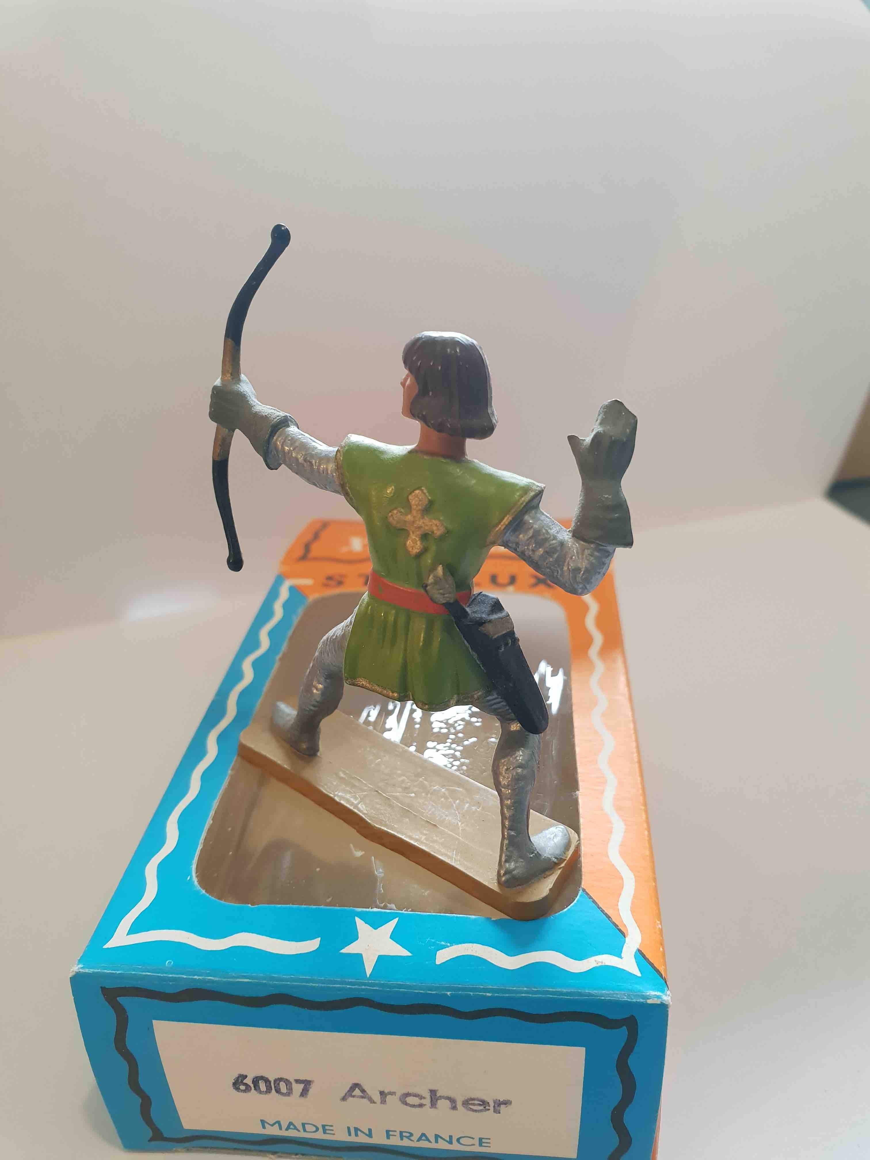 ARCHER TUNIQUE VERTE KAKI PIEDS GRIS SOCLE OCRE STARLUX MOYEN ÂGE 6007