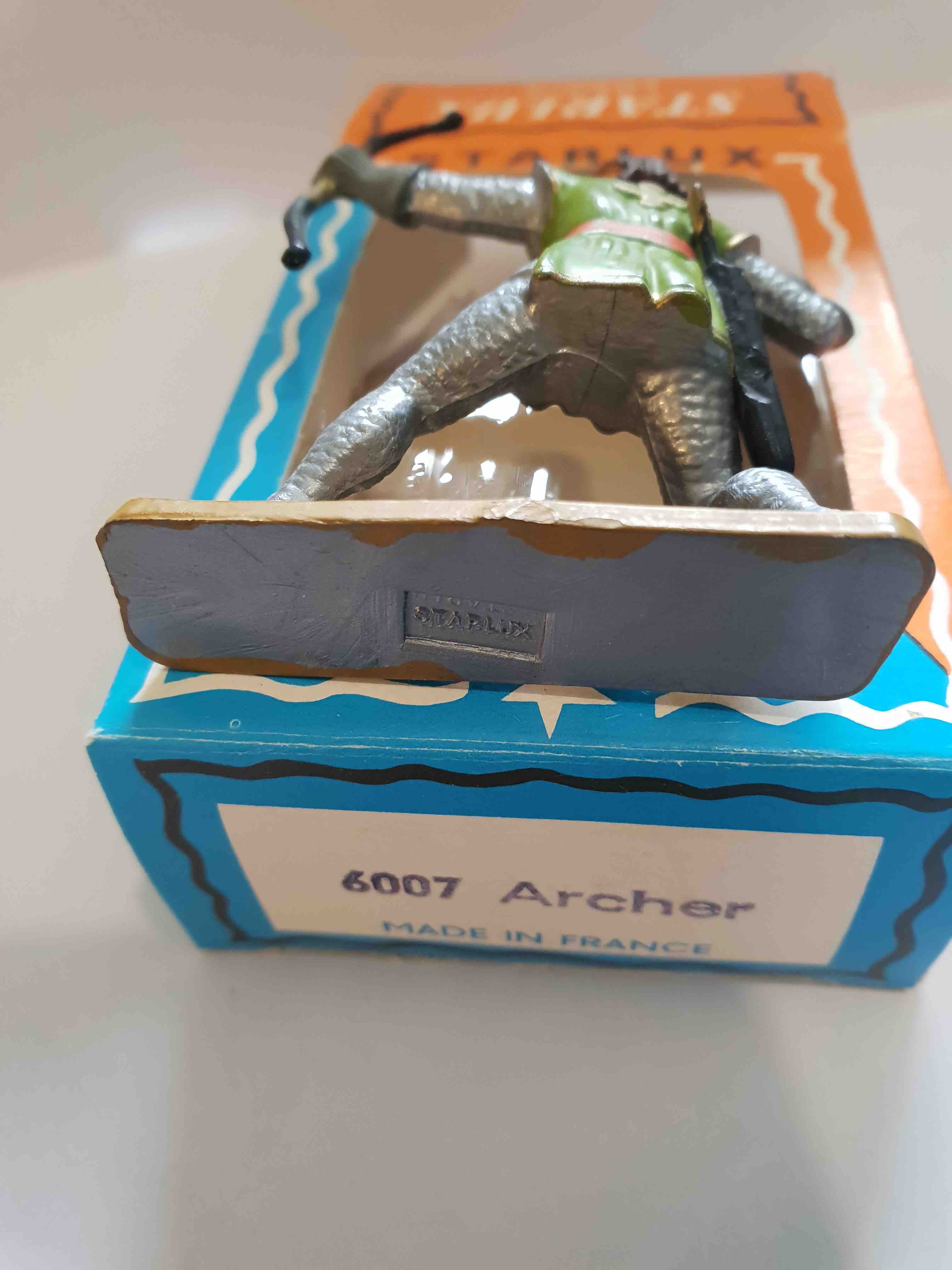 ARCHER TUNIQUE VERTE KAKI PIEDS GRIS SOCLE OCRE STARLUX MOYEN ÂGE 6007