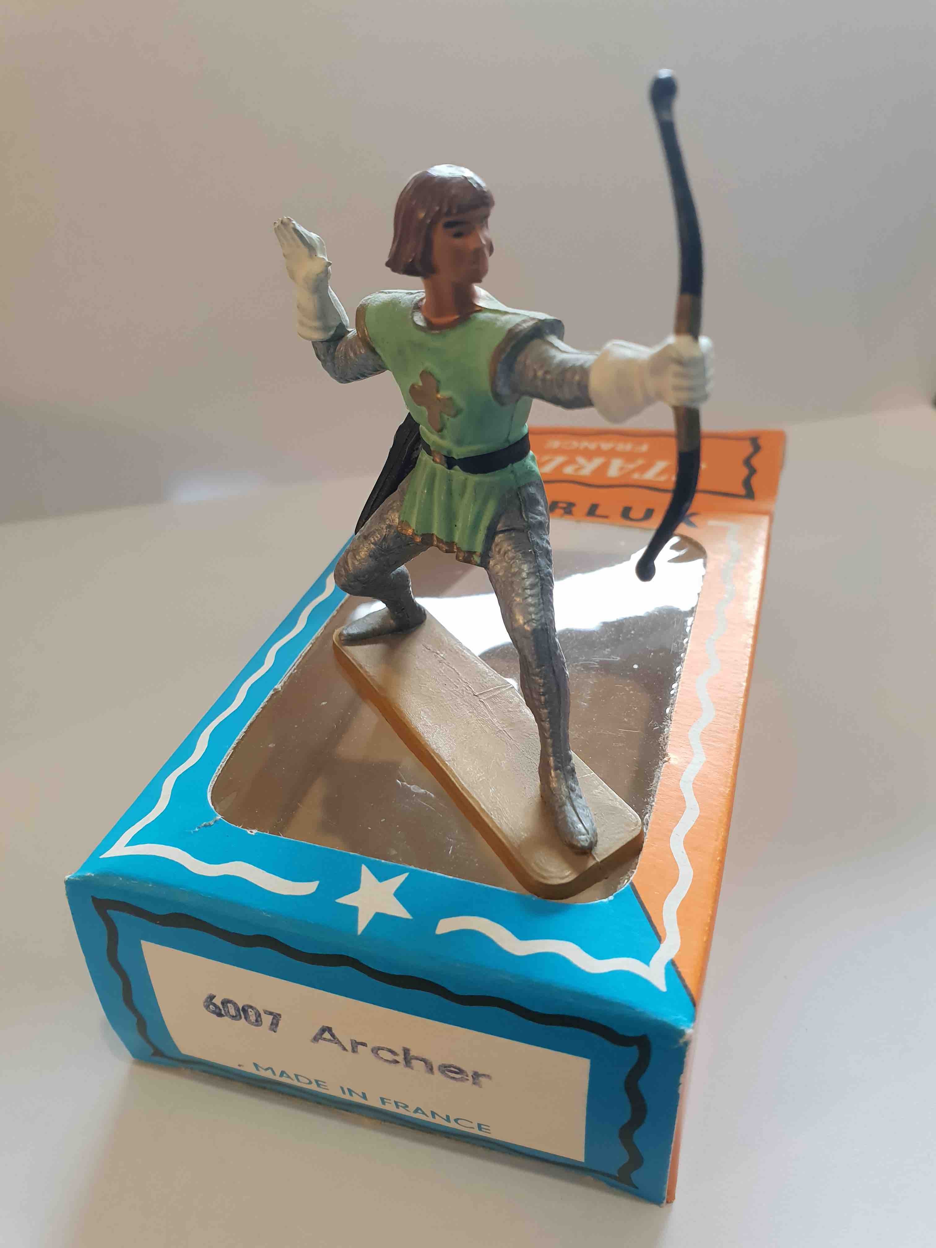 ARCHER TUNIQUE VERTE PIEDS GRIS SOCLE OCRE STARLUX MOYEN ÂGE 6007