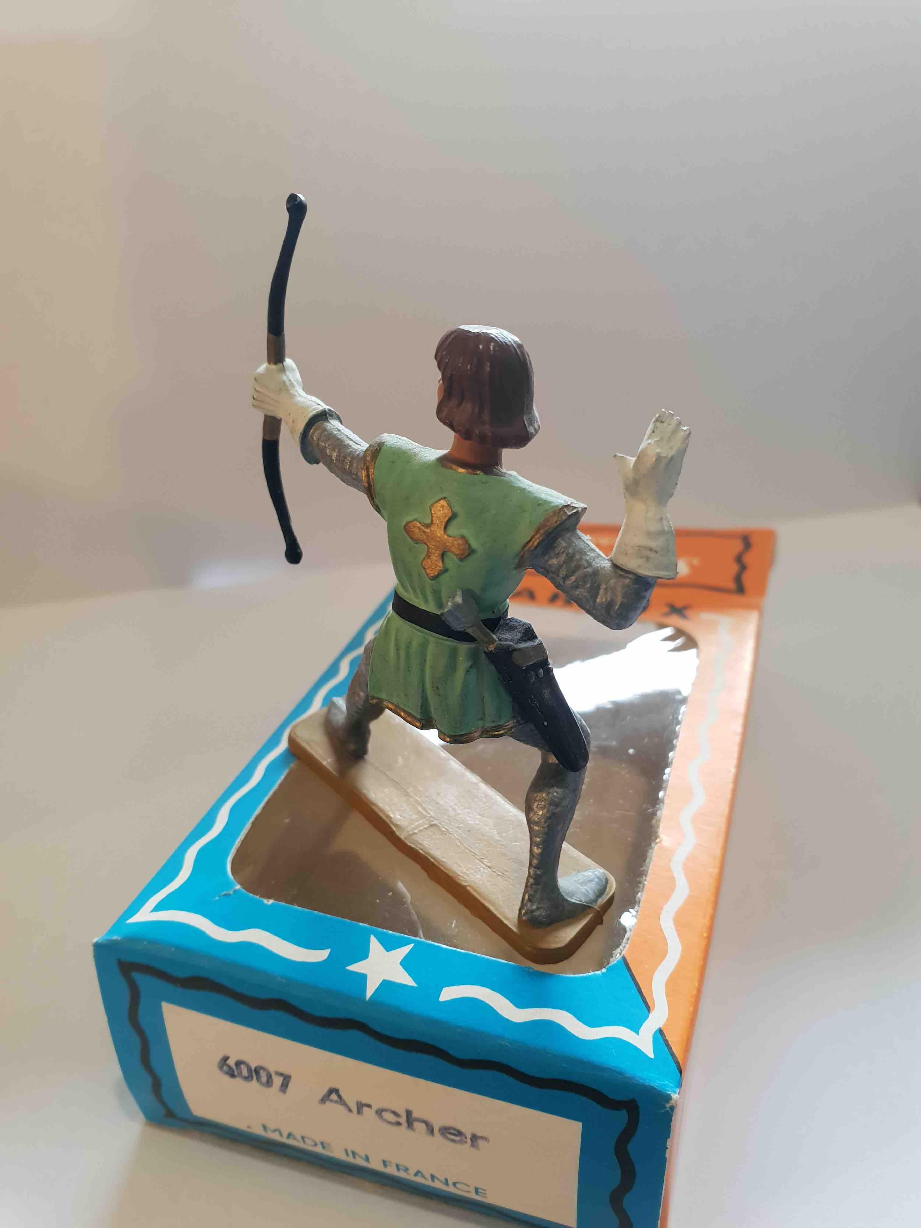 ARCHER TUNIQUE VERTE PIEDS GRIS SOCLE OCRE STARLUX MOYEN ÂGE 6007