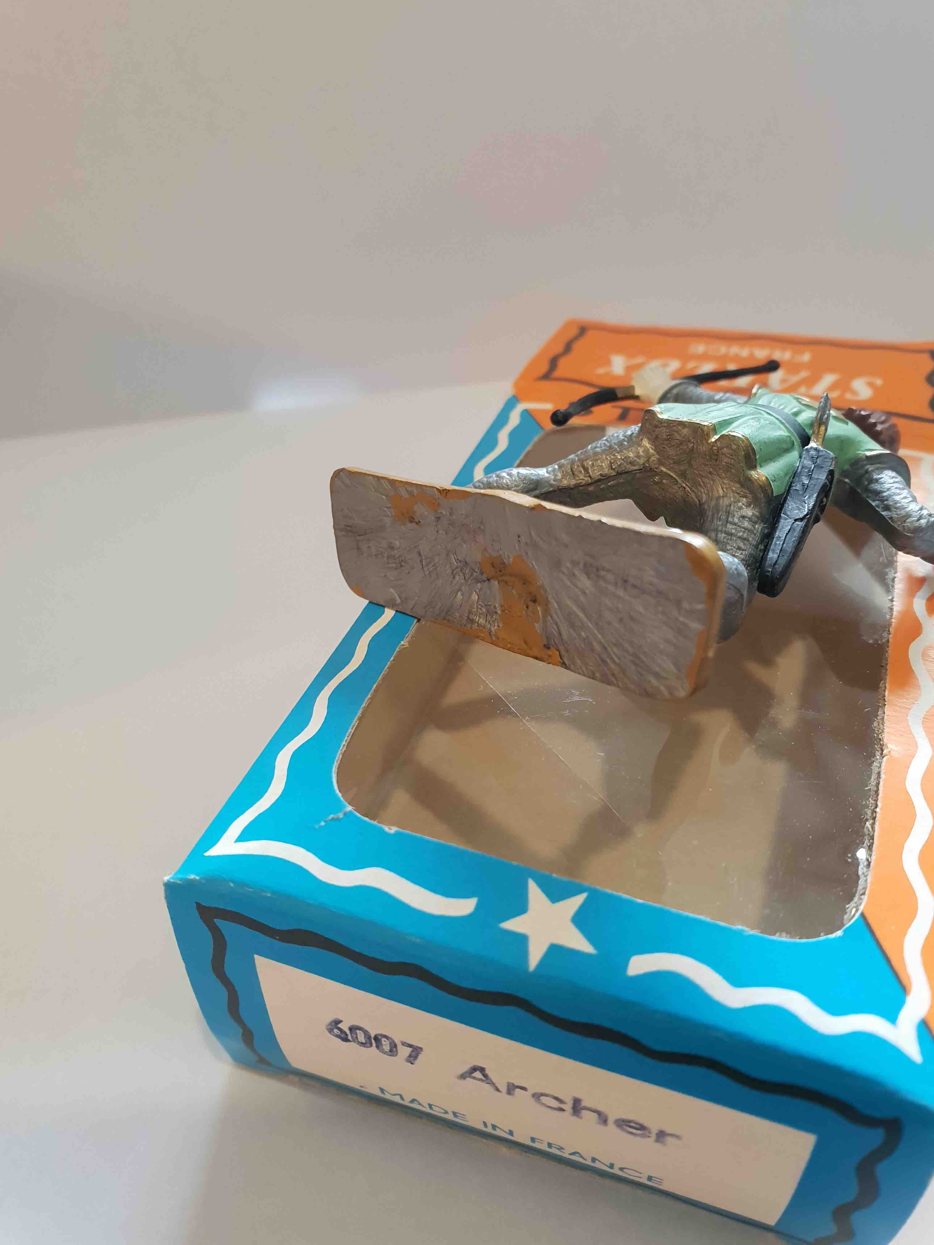 ARCHER TUNIQUE VERTE PIEDS GRIS SOCLE OCRE STARLUX MOYEN ÂGE 6007