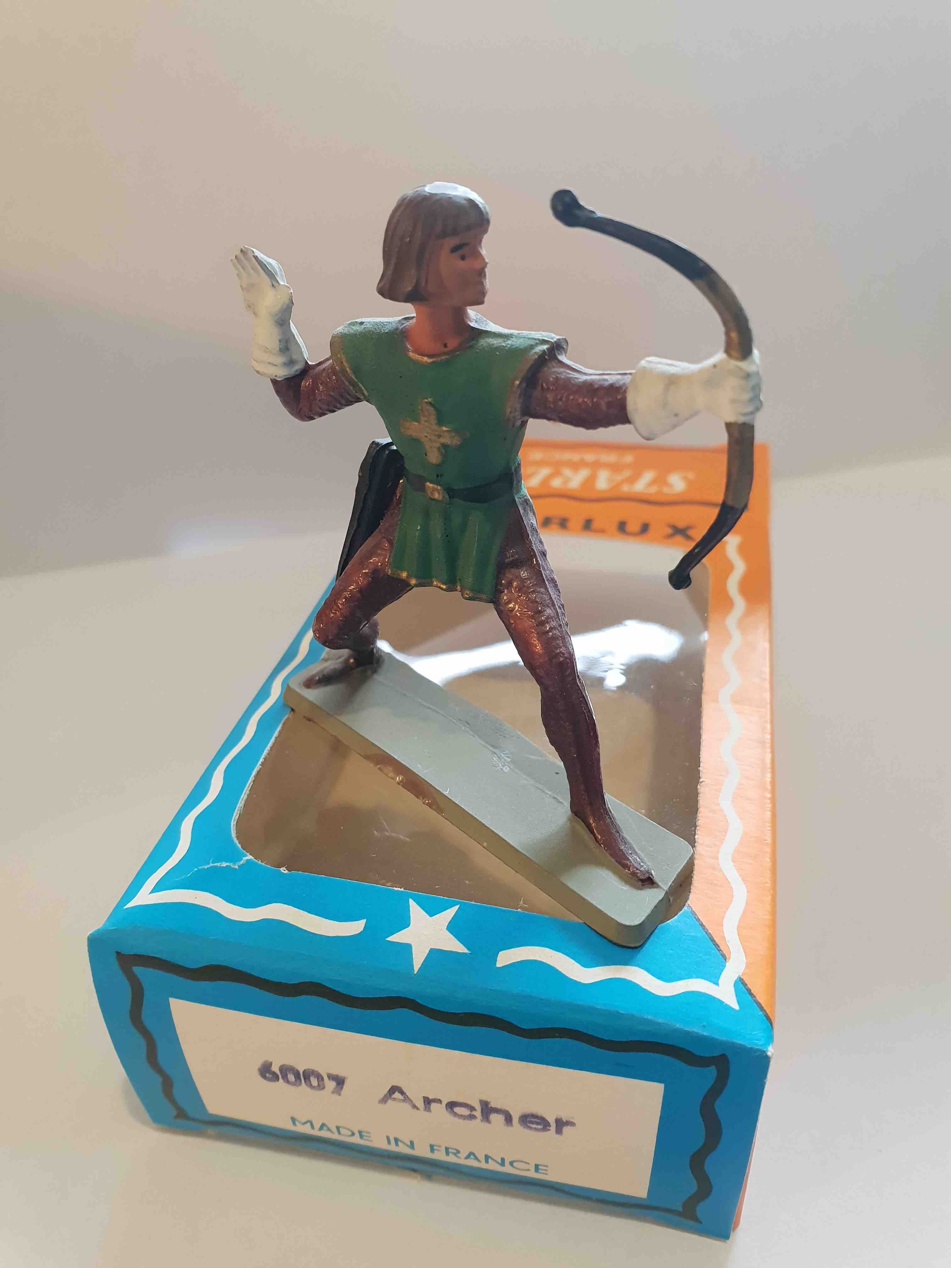 ARCHER TUNIQUE VERTE PIEDS ROUGE SOCLE VERT STARLUX MOYEN ÂGE 6007