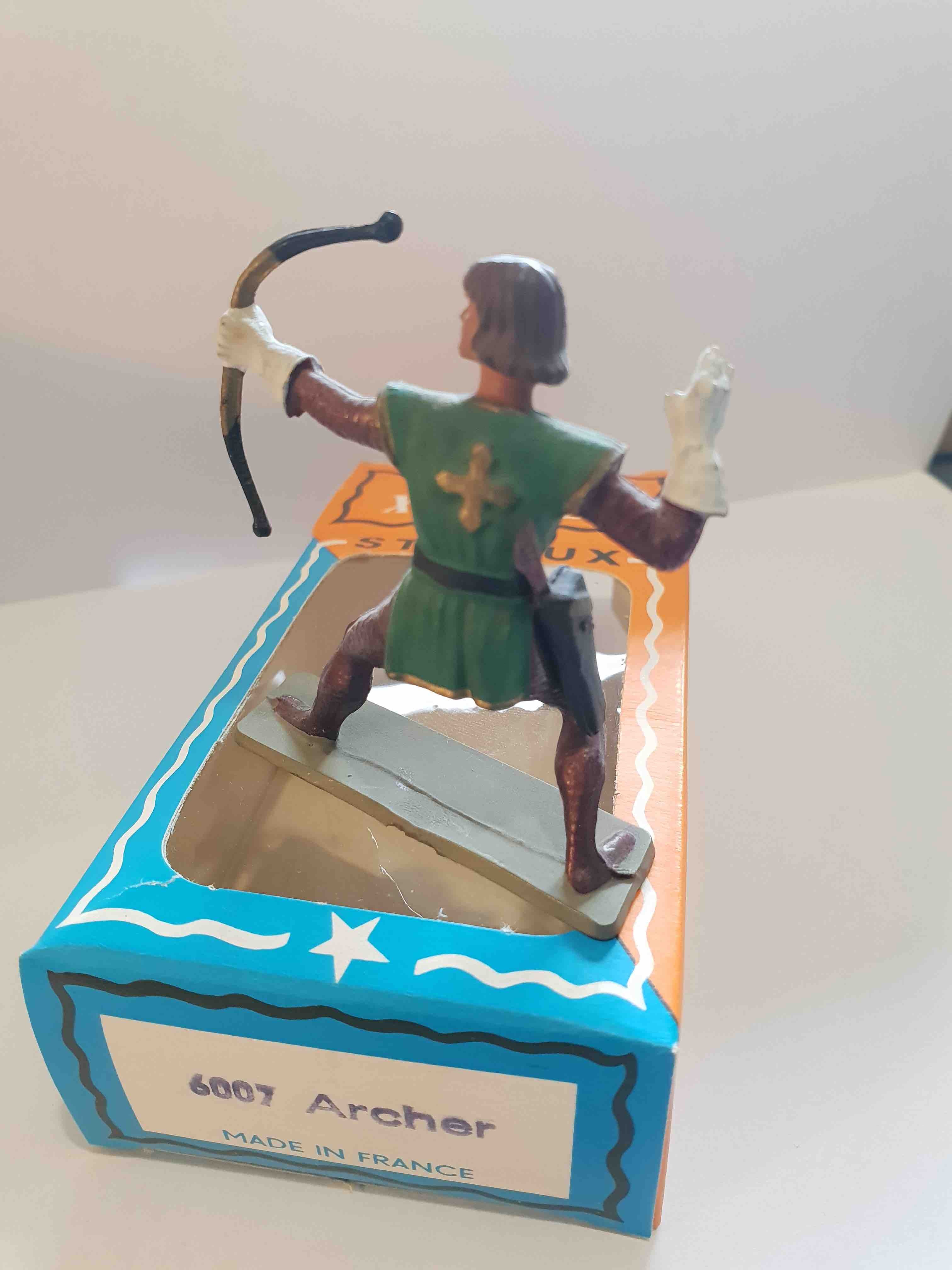 ARCHER TUNIQUE VERTE PIEDS ROUGE SOCLE VERT STARLUX MOYEN ÂGE 6007